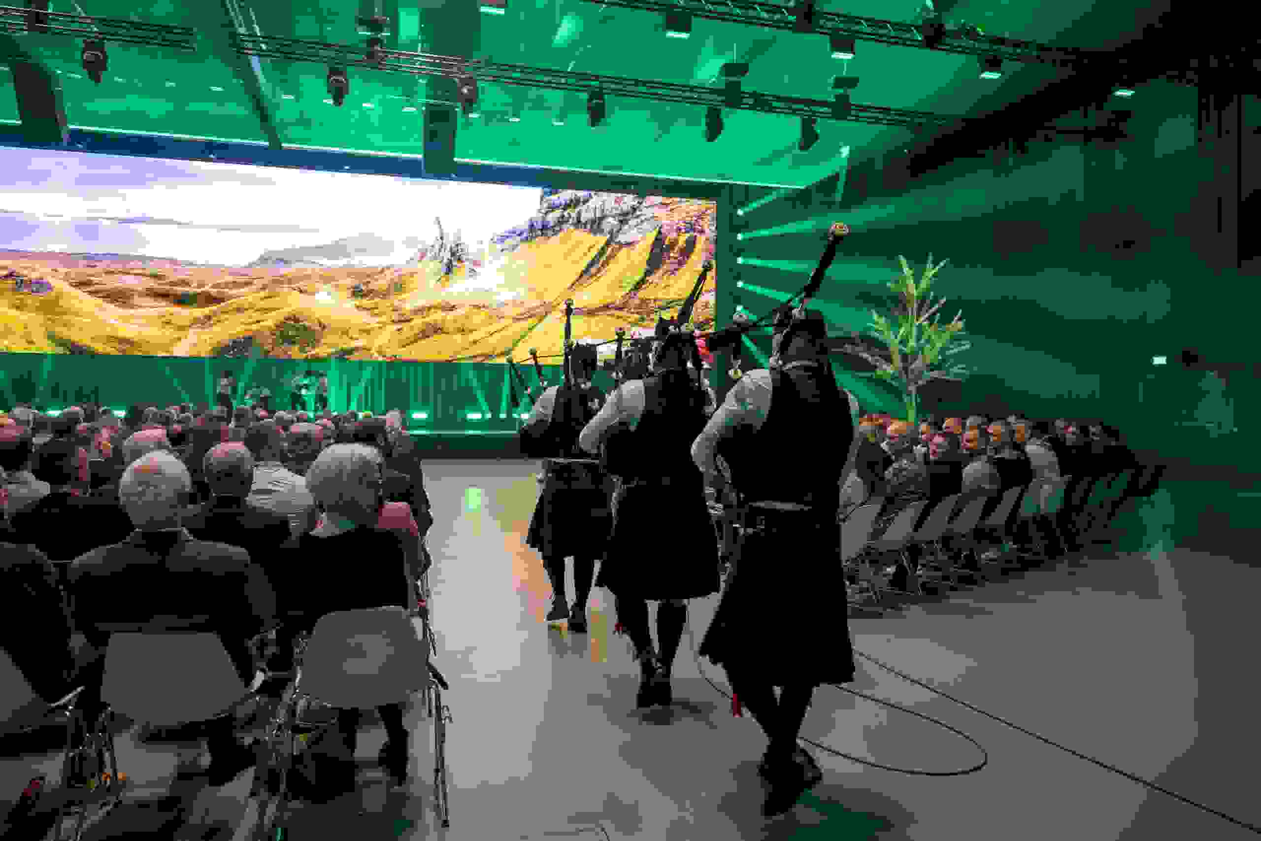 Schottische Dudelsackspieler beim feierlichen Einzug, Urknall, Dudelsack, Einzug, Brand Experience, Live Kommunikation, markenerlebnis, Brand Experience, Bernexpo, Festhalle, Dekoration, Eröffnungsfeier, mitarbeiteranlass, Showtime, Corporate-Event, eventagentur bern