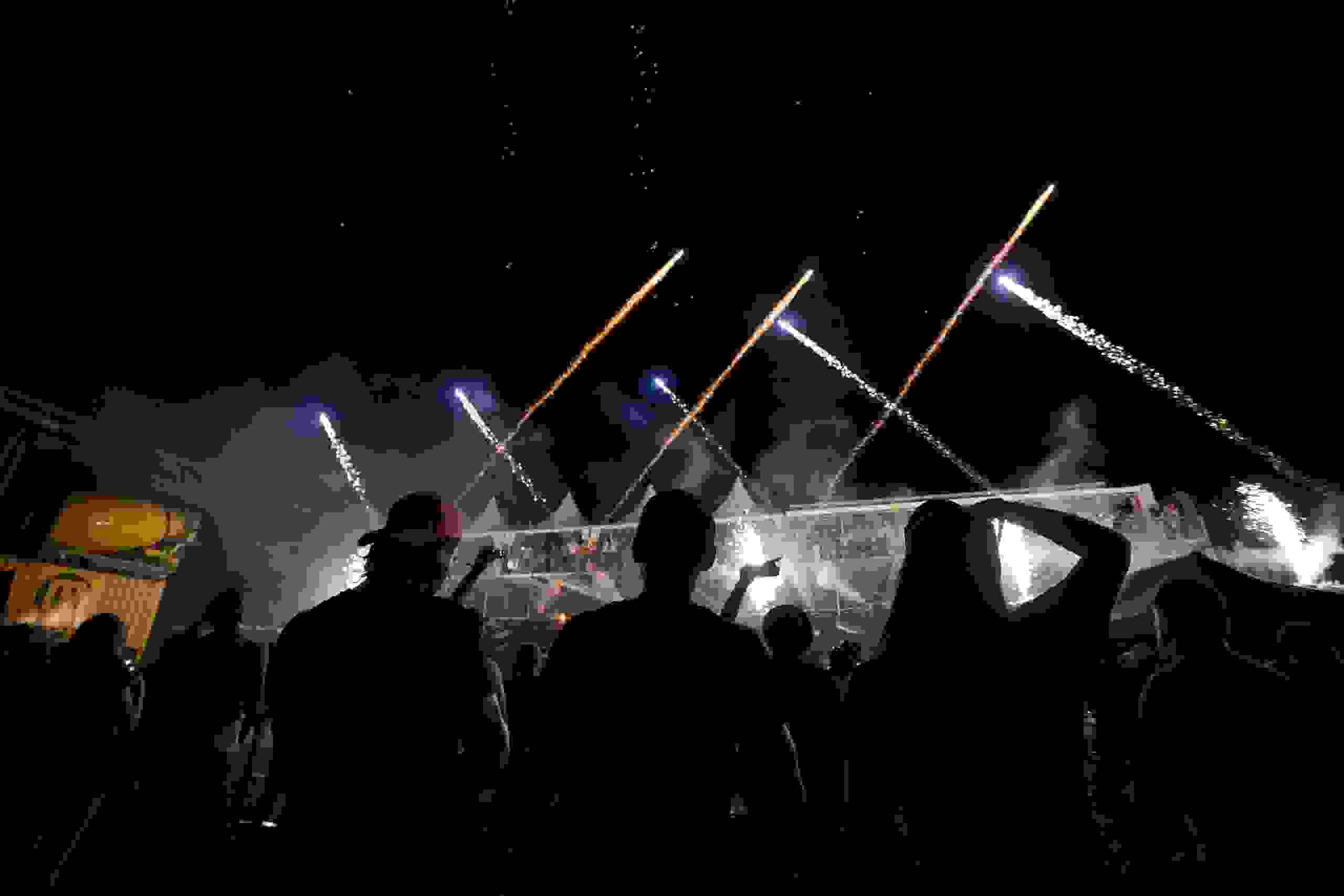 Besucher:innen betrachten synchron startendes Feuerwerk beim Marti United 100 Jubiläumsanlass.
Besuchererlebnis, Eventhighlight, Abendshow, Lichtshow, Firmenanlass, Markenerlebnis, Brand Experience, Mitarbeiteranlass, Live Kommunikation, Corporate-Event, eventplanung, Jubiläumsfeier, Mitarbeiteranlass, Teamevent, 100 Jahre Marti AG, Festival