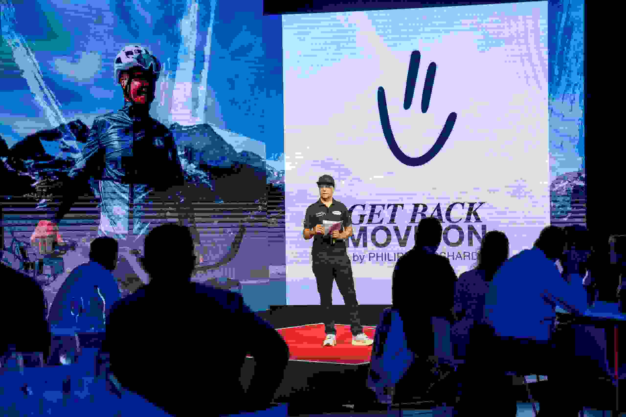 Motivierender Bühnenvortrag zum Thema „Get Back in Motion“ – Markeninszenierung, Innovation und Performance auf einem Corporate-Event. Motivation, Corporate Speaker, Innovation, Markeninszenierung, eventagentur bern, markenerlebnis, Brand Experience