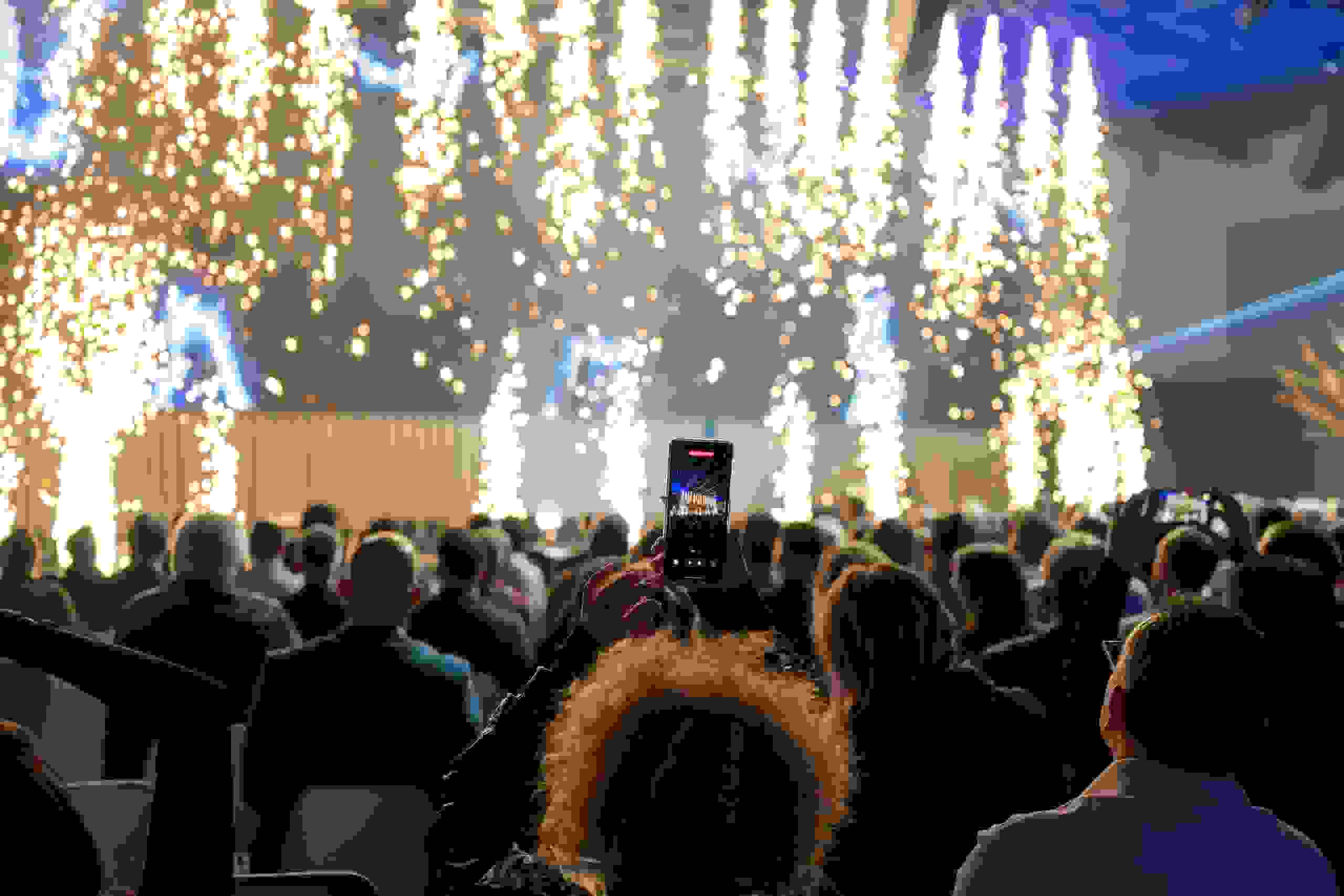 Publikum erlebt Pyroshow und Bühnen-Feuerwerk – emotionales Erlebnis bei Eröffnung. Pyroeffekte, Markenevent, Brand Experience, Bühneninszenierung, Live-Show, markenerlebnis, Brand Experience, Bernexpo, Festhalle, Dekoration, Eröffnungsfeier, mitarbeiteranlass, live kommunikation, Showtime, Corporate-Event, eventagentur bern