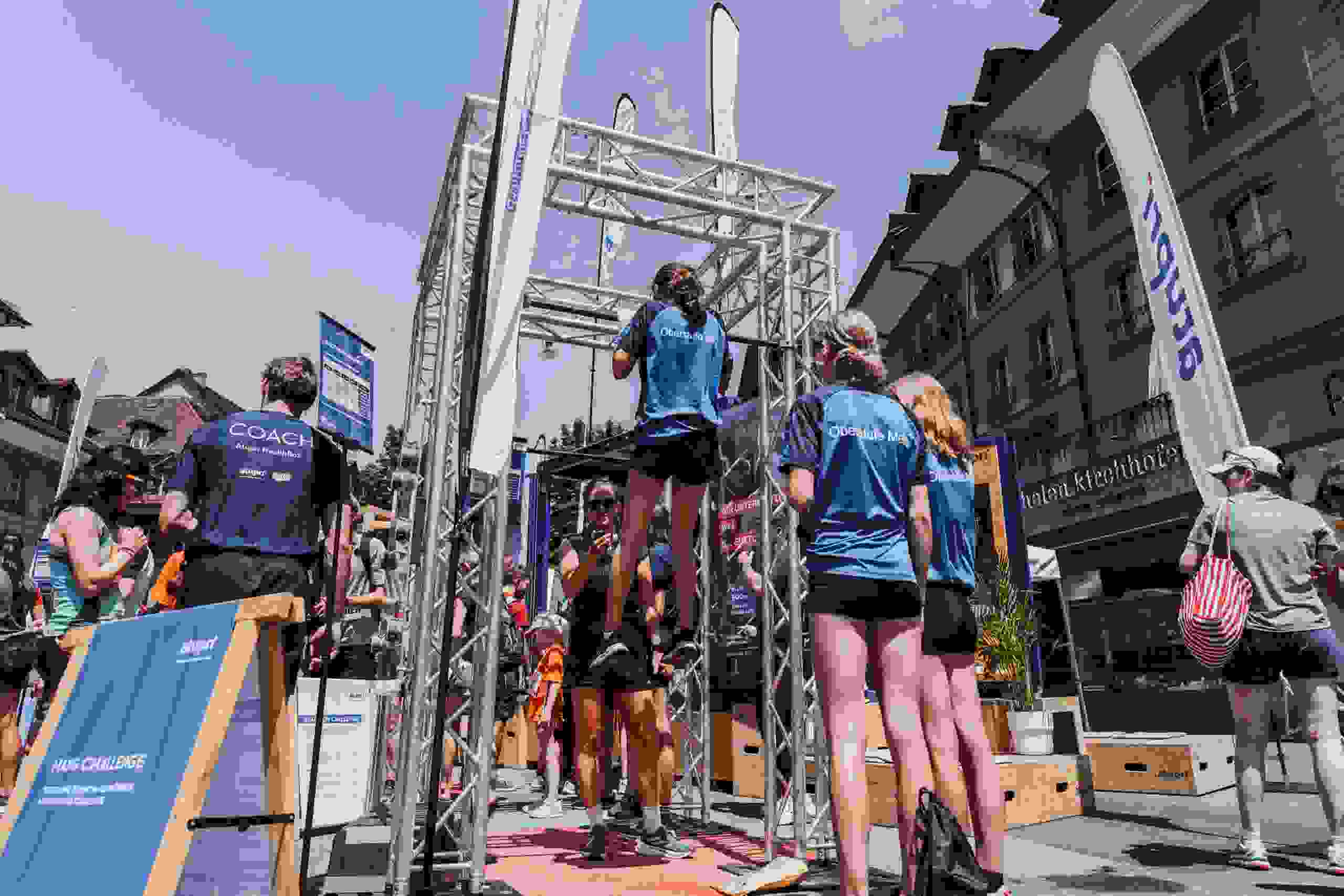 Junge Teilnehmerinnen der Oberstufe meistern den Klimmzug-Parcours der Atupri Healthbox bei Sportevent im Freien. Atupri Healthbox, Klimmzug, Fitnesschallenge, Jugendliche, Schulklassen, Bewegung fördern, Sportanlass, live kommunikation, Corporate-Event, Eventagentur bern, eventplanung, firmenevents, teamevents bern, jubiläumsfeier, networking anlass, mitarbeiteranlass, Technik, Public Events, Sport und Entertainment Events, markenerlebnis, Brand Experience