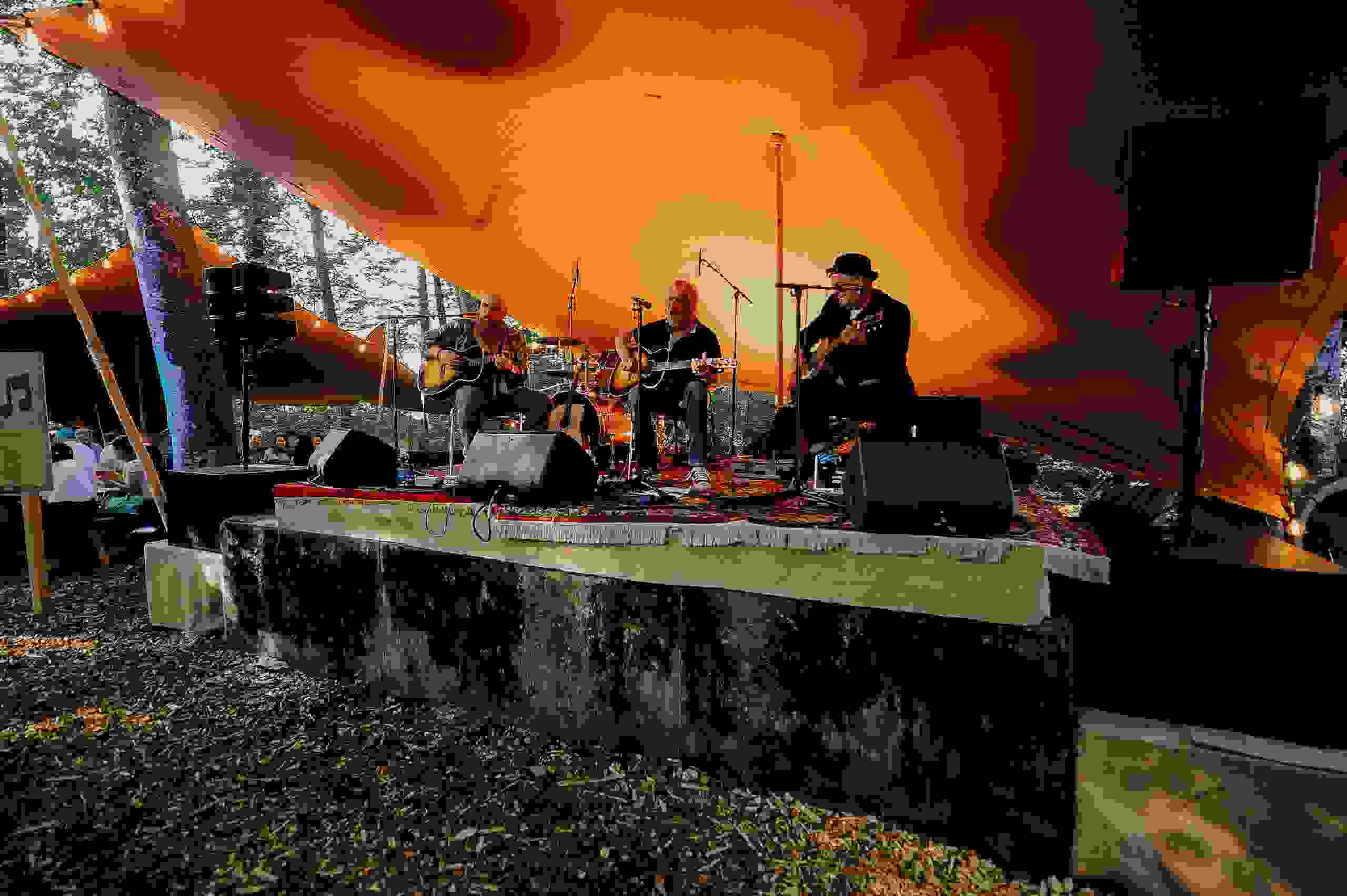 Live-Band unter Zeltplane beim XPLORE Event – musikalisches Highlight im Wald. markenerlebnis, Brand Experience, mitarbeiteranlass, live kommunikation, Corporate-Event, eventagentur bern, BKW, XPLORE, Outdoor Event, Markenerlebnis, eventplanung, jubiläumsfeier, mitarbeiter:innen-anlass, evenjo