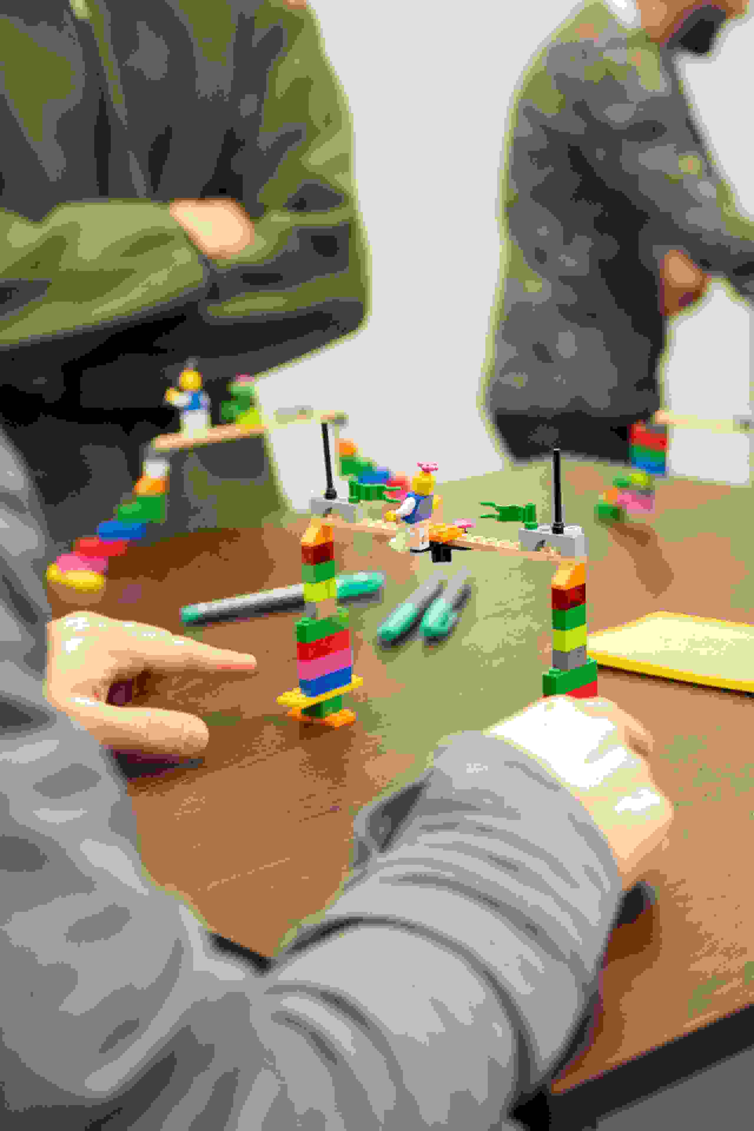 Kreative Problemlösung mit Legosteinen beim Workshop des International Swiss Talent Forums – Innovation spielerisch erleben. Lego Serious Play, Kreativworkshop, Innovation, Swiss Talent Forum, interaktive Gruppenarbeit, Bildungs-Event Schweiz, international Swiss Talent Forum, Hotel Sempachersee, globale Teilnehmende, markenerlebnis, Brand Experience, live kommunikation, schweizer Jugend forscht