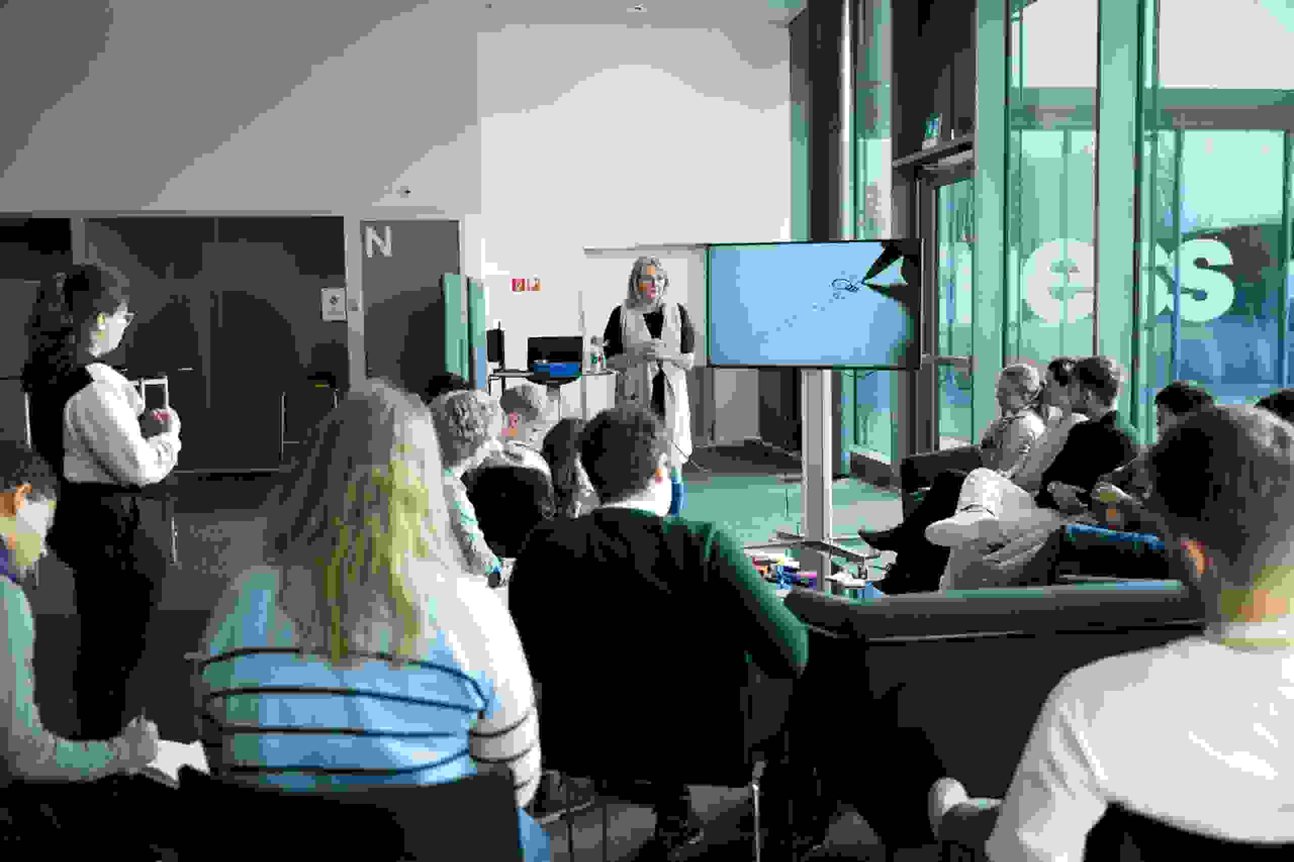 Coach inspiriert junge Talente zur Kreativität beim Swiss Talent Forum in moderner Workshop-Location. Kreativität fördern, Coaching Session, Swiss Talent Forum, Eventagentur Bern, Bildungsinnovation, Be Creative, International Swiss Talent Forum, Hotel Sempachersee, globale Teilnehmende, markenerlebnis, Brand Experience, live kommunikation, schweizer Jugend forscht