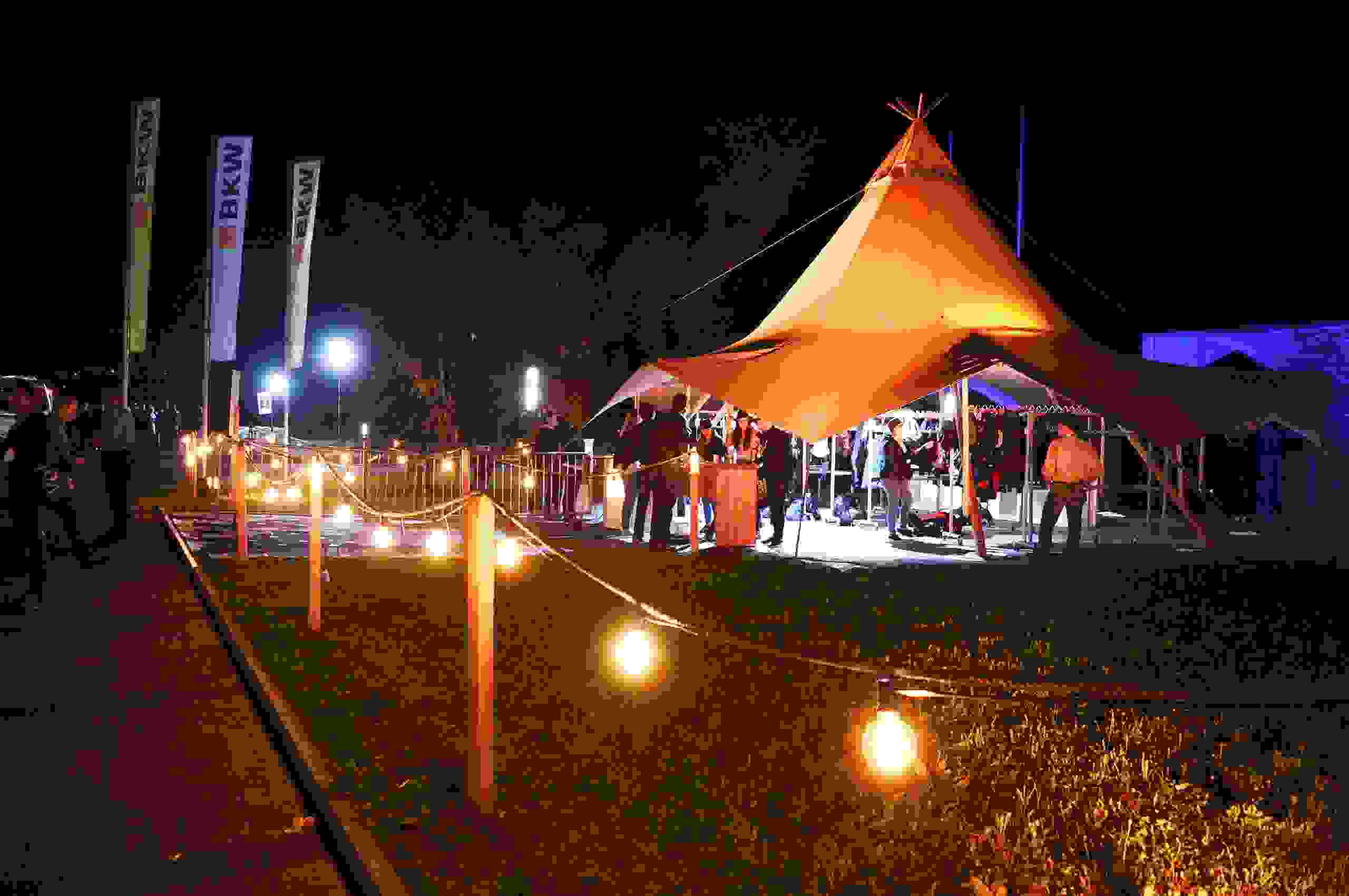 Stimmungsvolle Abendstimmung am Xplore Event – Networking und Genuss unter Zelten. markenerlebnis, Brand Experience, mitarbeiteranlass, live kommunikation, Corporate-Event, eventagentur bern, BKW, Xplore, Outdoor Event, Markenerlebnis, eventplanung, jubiläumsfeier, mitarbeiteranlass