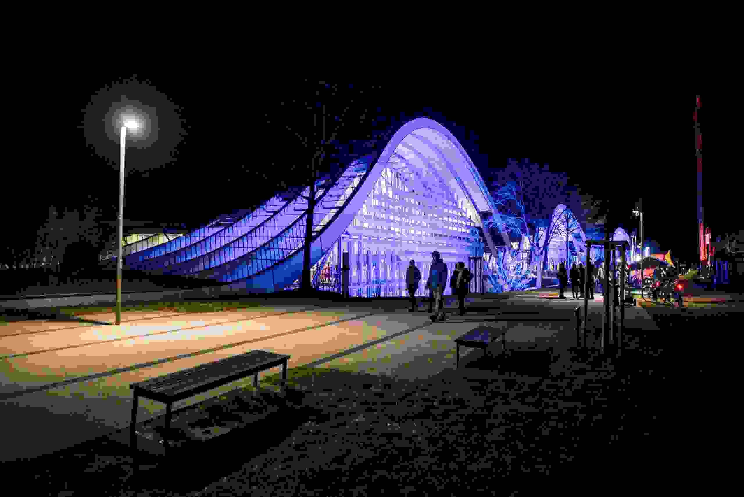 Zentrum Paul Klee in Bern in stimmungsvollem Blaulicht während der Museumsnacht – Kultur trifft Architektur. Stadt Bern, Eventbeleuchtung, Architekturbeleuchtung, Kulturveranstaltung, Lichtkunst, Bern by Night, Markenerlebnis, Brand Experience, Corporate-Event, eventplanung, Verein Museen Bern, Publicevent, Technik, Beleuchtung, Live Kommunikation