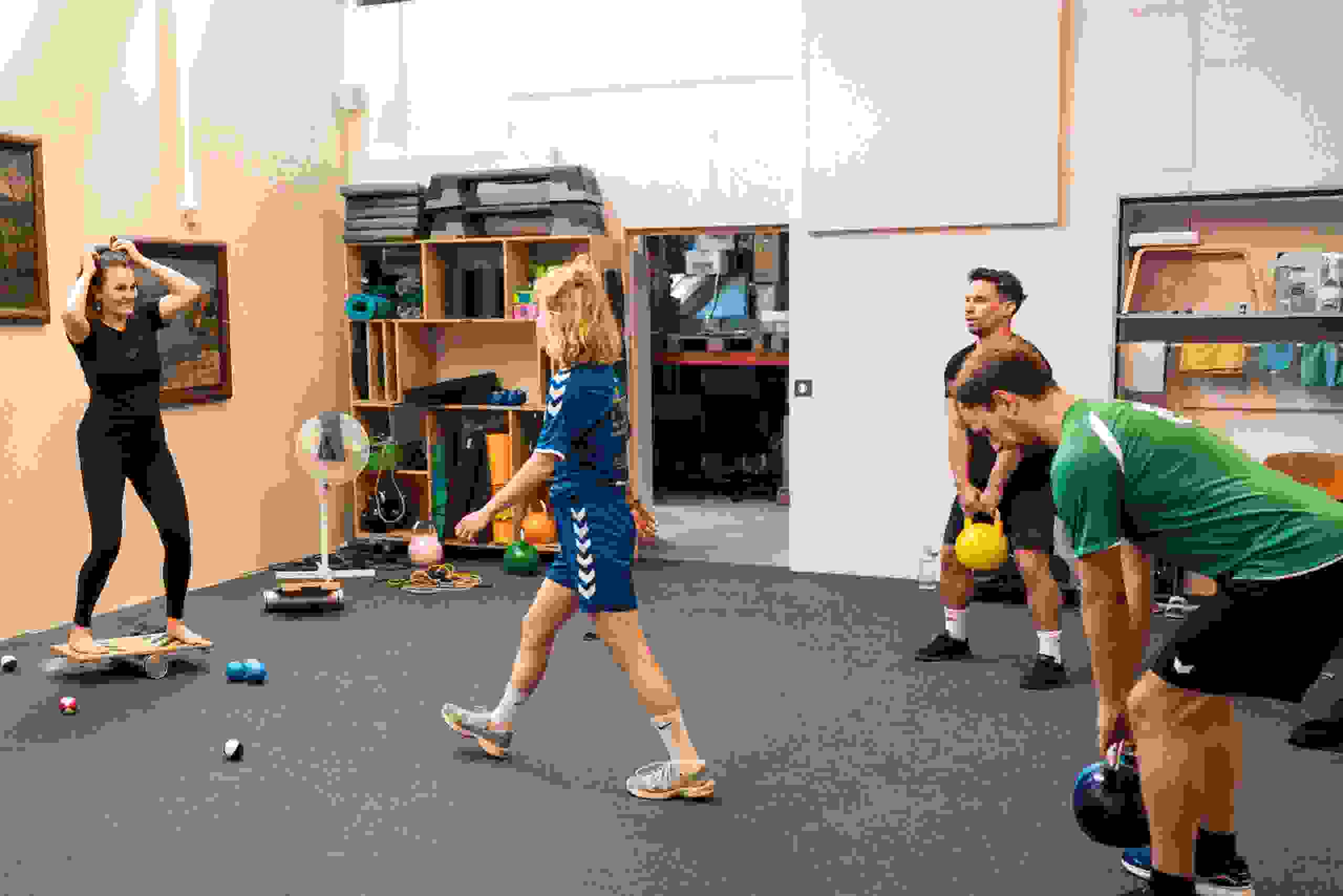 Fitness-Training bei evenjo im Fitnessraum mit Balanceübungen, Kettlebell-Workouts und professioneller Trainerin von Unik. Teamwork, Bewegung, Gesundheitsförderung, Eventplanung, Live-Kommunikation, Brand Experience, Markenerlebnis, Eventagentur Bern