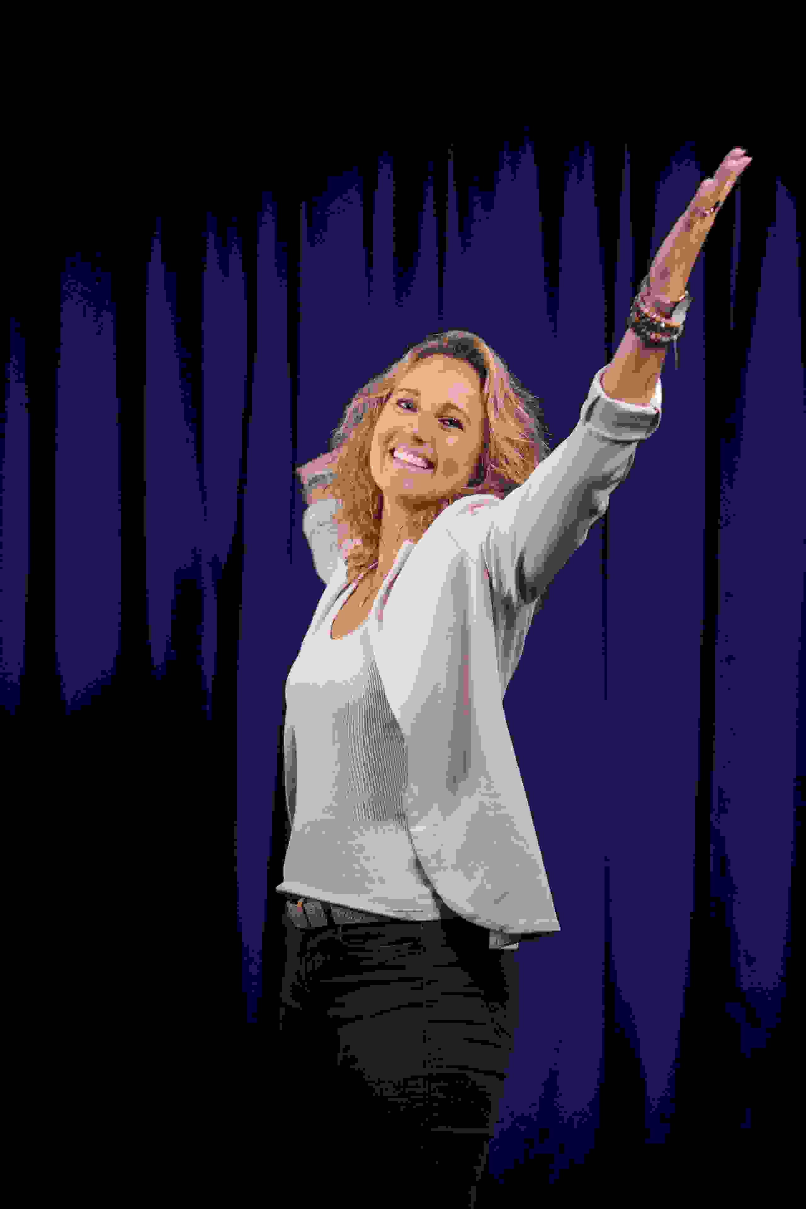 Mitarbeiterin Corinne Zimmermann mit offenen Armen vor blauem Hintergrund der Live Kommunikations Agentur evenjo. live kommunikation, Corporate-Event, Eventagentur bern, eventplanung, firmenevents, teamevents bern, jubiläumsfeier, networking anlass, mitarbeiteranlass, evenjo-Team, Technik, Mitglied Geschäftsleitung, Senior Projektleitung, Beratung