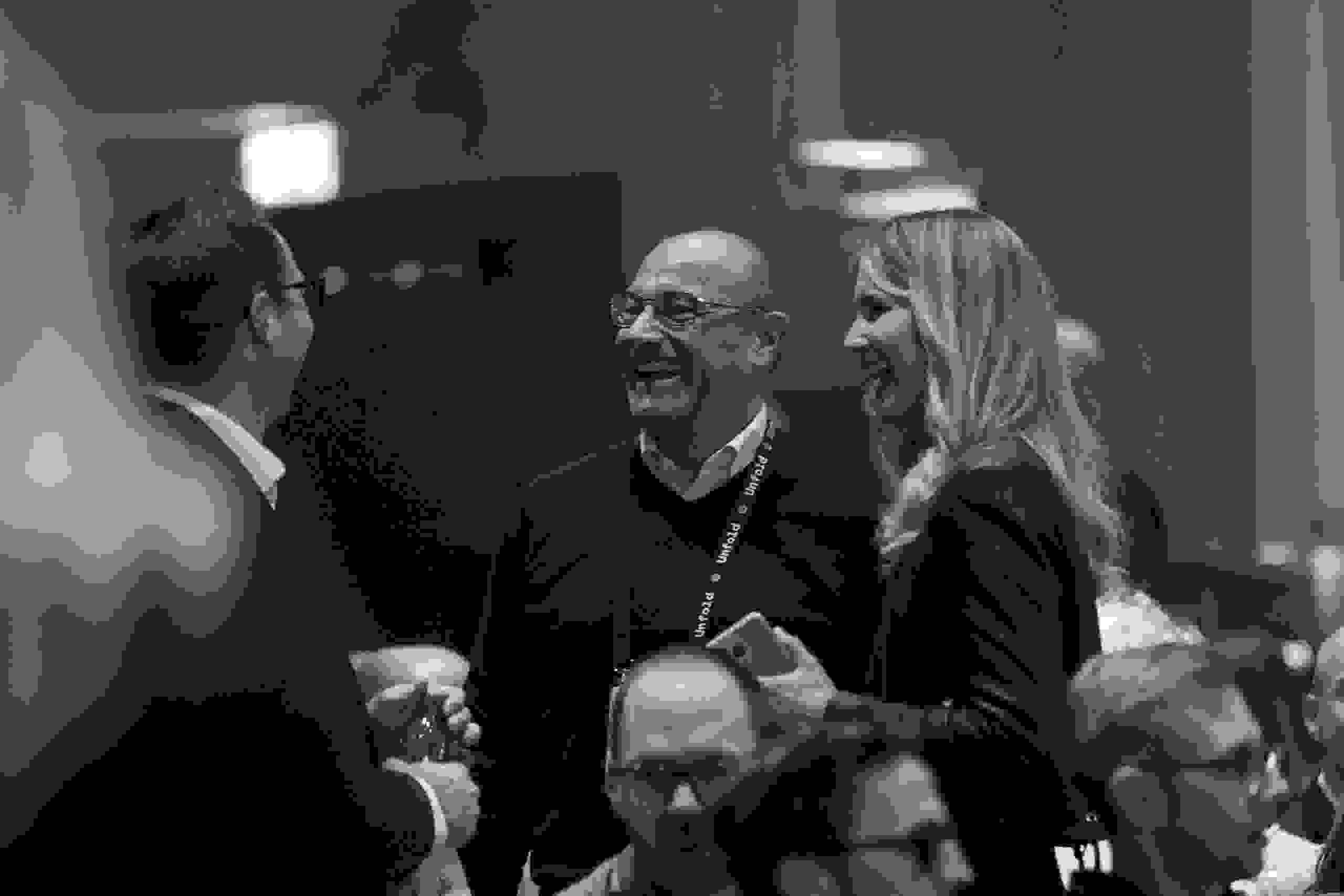 Schwarz-Weiss-Aufnahme von lachenden Gästen beim Networking – Business-Event, Teilnehmerinteraktion,Corporate Event, Eventbühne, Eventdesign, grüne Lichtstimmung, Dschungel Deko, Business Event, live kommunikation, Eventagentur bern, eventplanung, firmenevents, teamevents bern, jubiläumsfeier, networking anlass, mitarbeiter:innenanlass, Technik, Public Events, Sport und Entertainment Events, markenerlebnis, Brand Experience