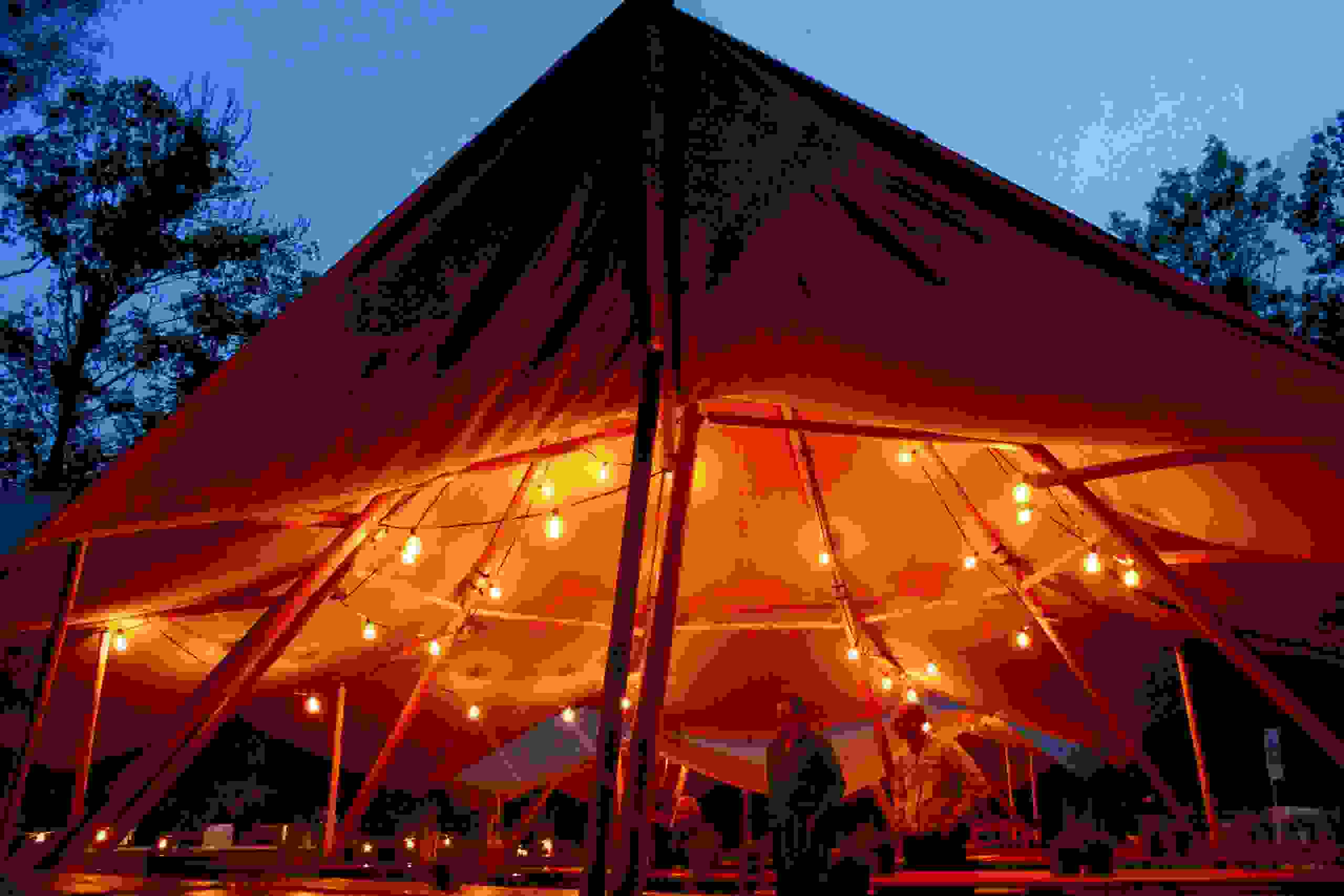 Zelt mit Lichterketten beim BKW Xplore – stimmungsvolles Outdoor-Ambiente am Abend. markenerlebnis, Brand Experience, mitarbeiteranlass, live kommunikation, Corporate-Event, eventagentur bern, BKW, Xplore, Outdoor Event, Markenerlebnis, eventplanung, jubiläumsfeier, mitarbeiteranlass
