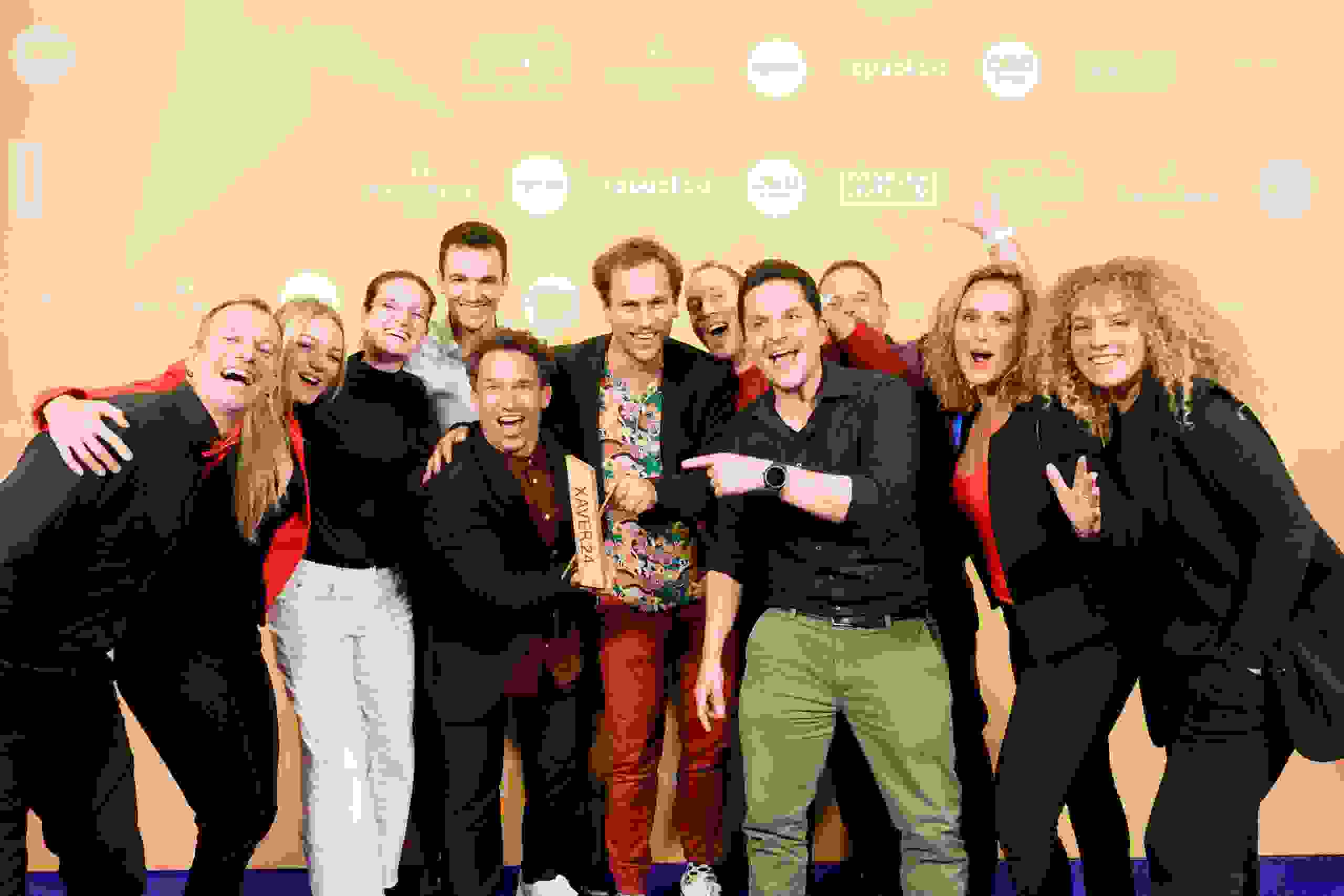 Das evenjo-Team freut sich über den Gewinn des Public XAVER-Awards zusammen mit dem Team von Swiss Unihockey und der New Dance Academy. Einlaufshow, Lichteffekte, Emotionen, Sportevent Schweiz, Floorball, live kommunikation, Corporate-Event, Eventagentur bern, eventplanung, firmenevents, teamevents bern, jubiläumsfeier, networking anlass, mitarbeiteranlass, Technik, Public Events, Sport und Entertainment Events, markenerlebnis, Brand Experience, Corporate-Event, Lichtshow, Eröffnungsshow