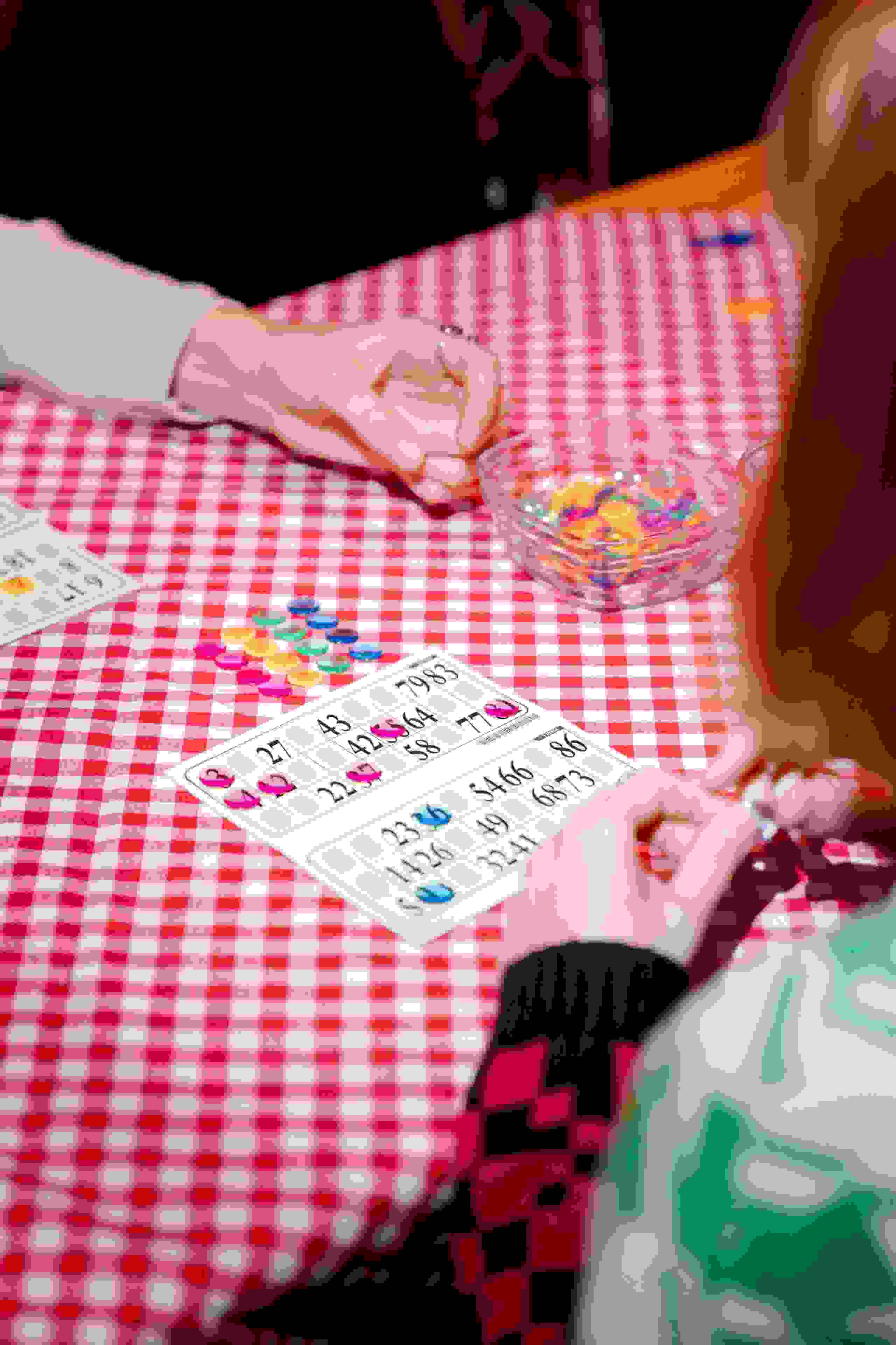 Hände markieren Bingozahlen auf rot-weiss kariertem Tisch – spielerischer Wettbewerb und Spannung beim Public Event.
Bingo, Mitmachaktion, Lotto, Festivalspiel, Teilnehmeraktivierung, live kommunikation, eventagentur bern, teamevents bern, live kommunikation