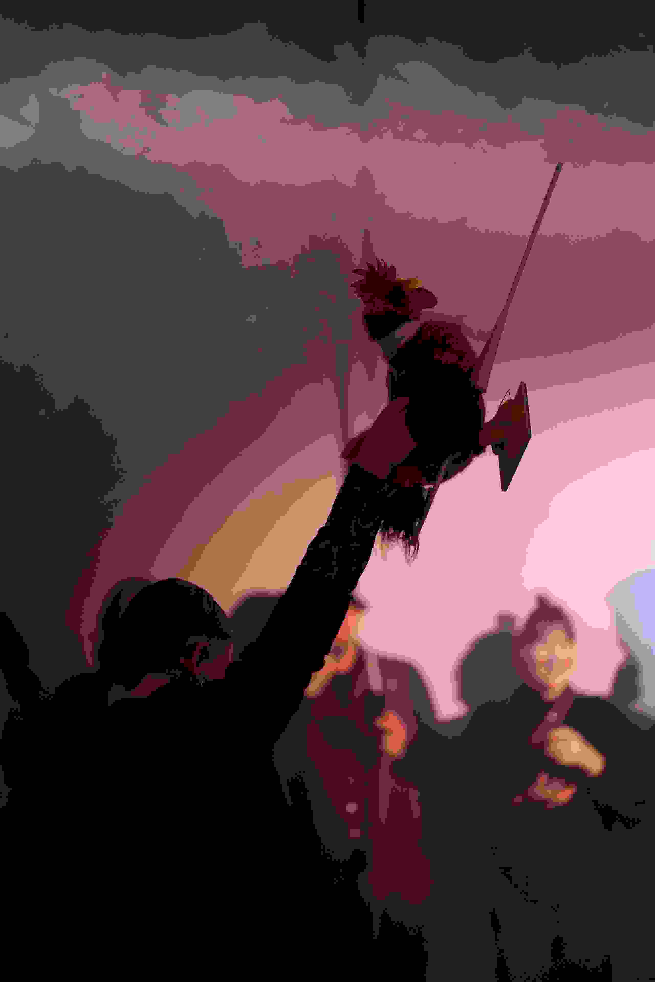 Ein Gast hält triumphierend einen Huhn-Roboter hoch – einzigartiges Eventgame und humorvolle Live-Aktion bei der evenjo Sause. markenerlebnis, Brand Experience, mitarbeiteranlass, live kommunikation, Corporate-Event, Markenerlebnis, eventplanung, jubiläumsfeier, mitarbeiteranlass, teamevent, Siegerpose, Eventspiel, kreative Live-Aktion, humorvolles Erlebnis