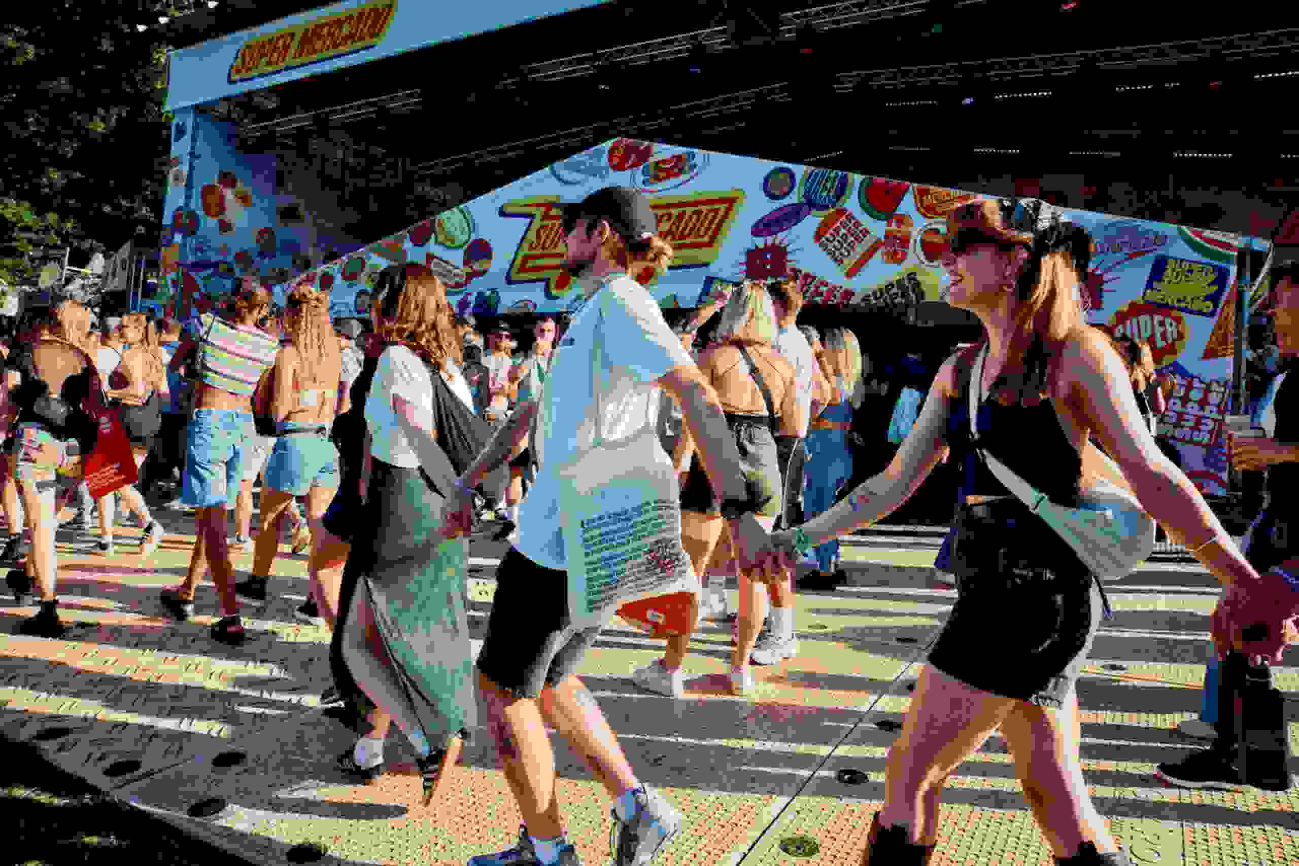 Der Supermercado am Gurtenfestival im farbenfrohen Design – Festivalgäste geniessen das Open-Air-Erlebnis bei strahlendem Wetter.
Bühne, Open-Air, Sommerfestival, Bern, Festivalbesucher, Bühnenbild, Markenerlebnis, Brand Experience, Corporate-Event, eventplanung, Publicevent, Eventagentur Bern, Technik, Beleuchtung, Live Kommunikation, Gurten, Dancetents, soundgarden, cosmodrome