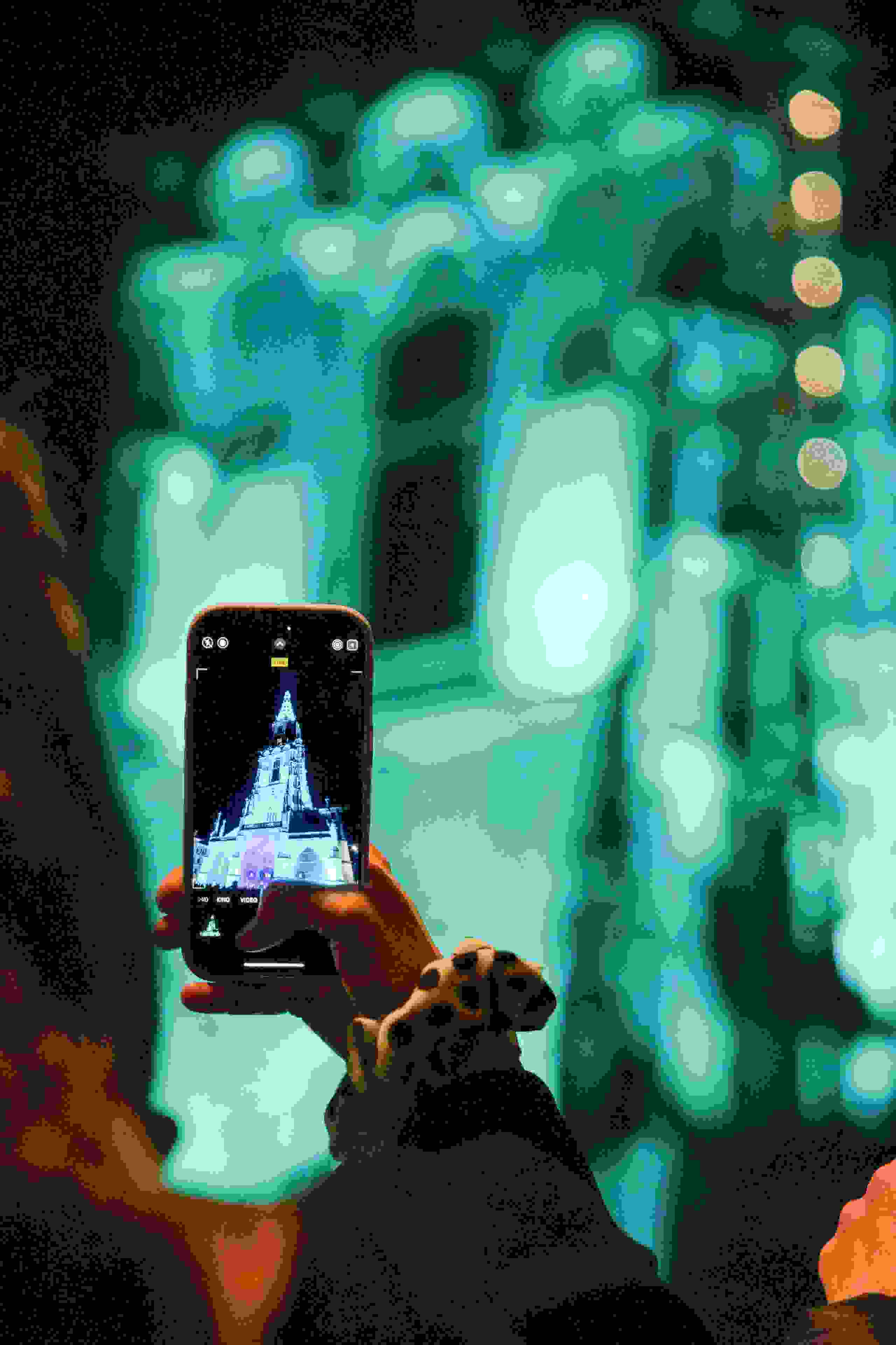  Besucherin fotografiert das beleuchtete Berner Münster mit dem Smartphone – Erinnerungen an die Museumsnacht.
Keywords: Museumsnacht Bern, Münster Bern, Eventfotografie, Smartphone-Foto, Besucherinteraktion, Nacht-Event, Erinnerungen schaffen, Markenerlebnis, Brand Experience, Corporate-Event, eventplanung,Verein Museen Bern, Publicevent, Stadt Bern, Eventagentur Bern, Technik, Beleuchtung, Live Kommunikation