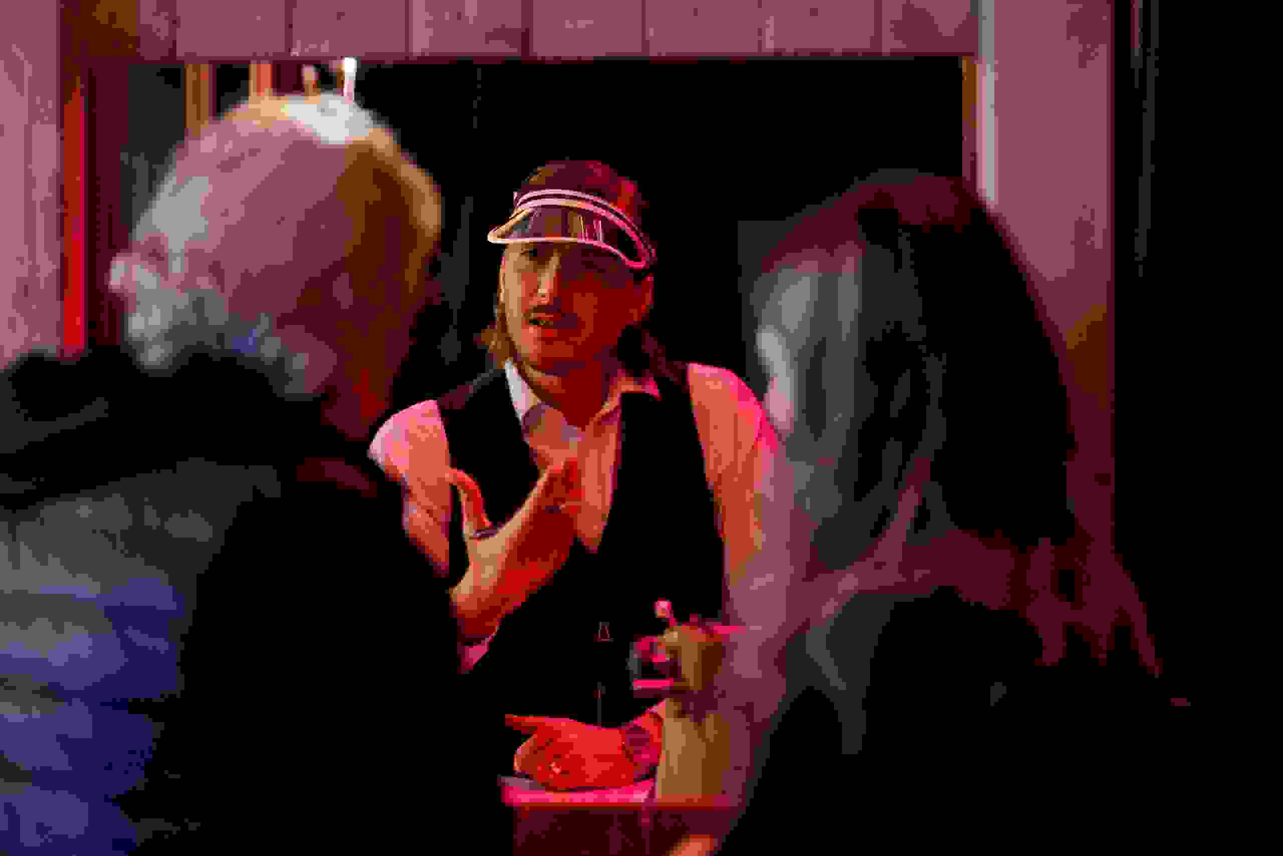 Ein Eventmitarbeiter im Retro-Outfit begrüsst Gäste mit Charme – authentisches Storytelling und Gastgeberkultur bei der evenjo sause. markenerlebnis, Brand Experience, mitarbeiteranlass, live kommunikation, Corporate-Event, Markenerlebnis, eventplanung, jubiläumsfeier, mitarbeiteranlass, teamevent, Eventpersonal, Begrüssung