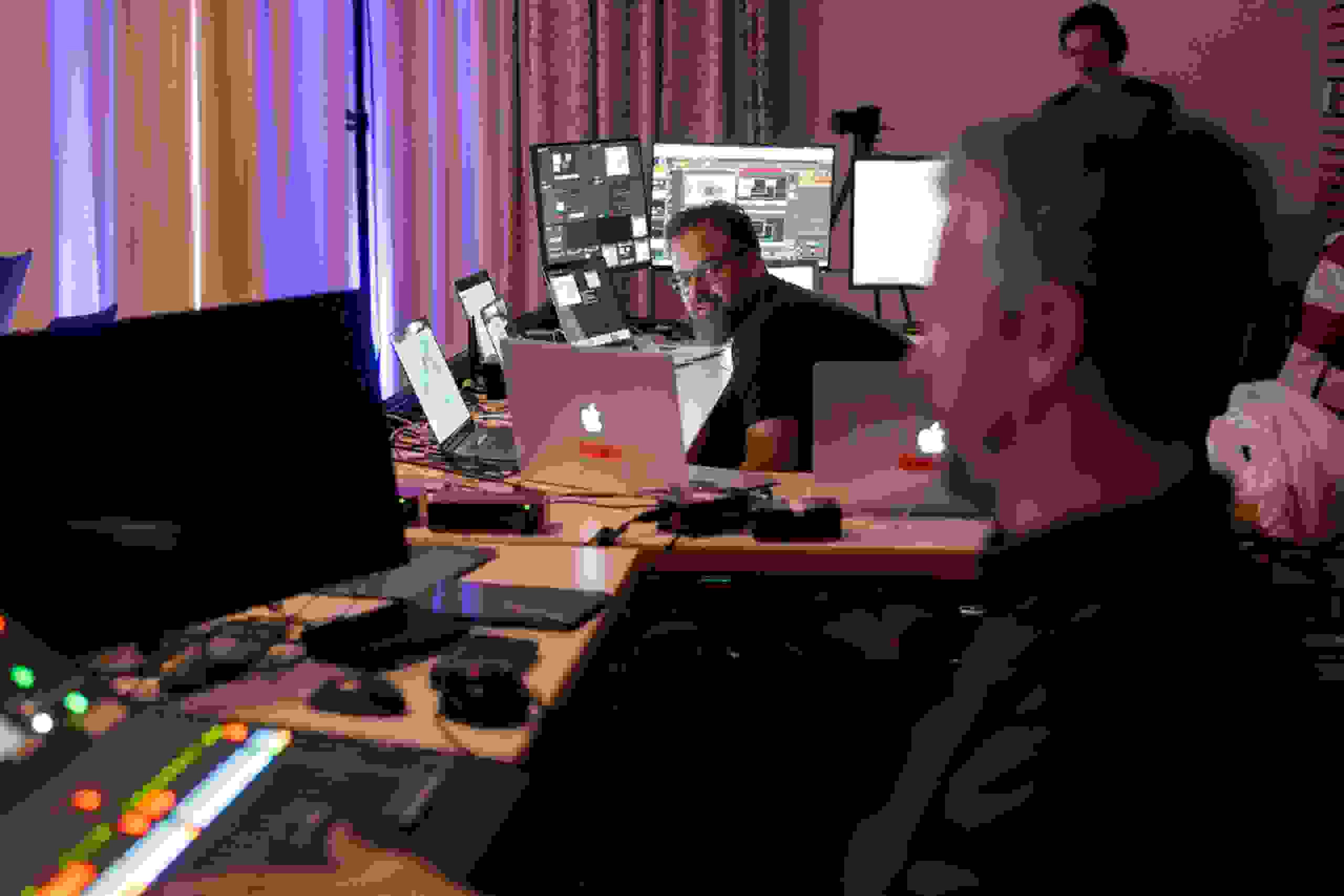 Professionelles Technikteam bei der Live-Übertragung des Swiss Talent Forums – Eventtechnik im Einsatz. Eventtechnik, Livestream, Swiss Talent Forum, Technikcrew, International Swiss Talent Forum, Hotel Sempachersee, globale Teilnehmende, markenerlebnis, Brand Experience, live kommunikation, schweizer Jugend forscht, Regie