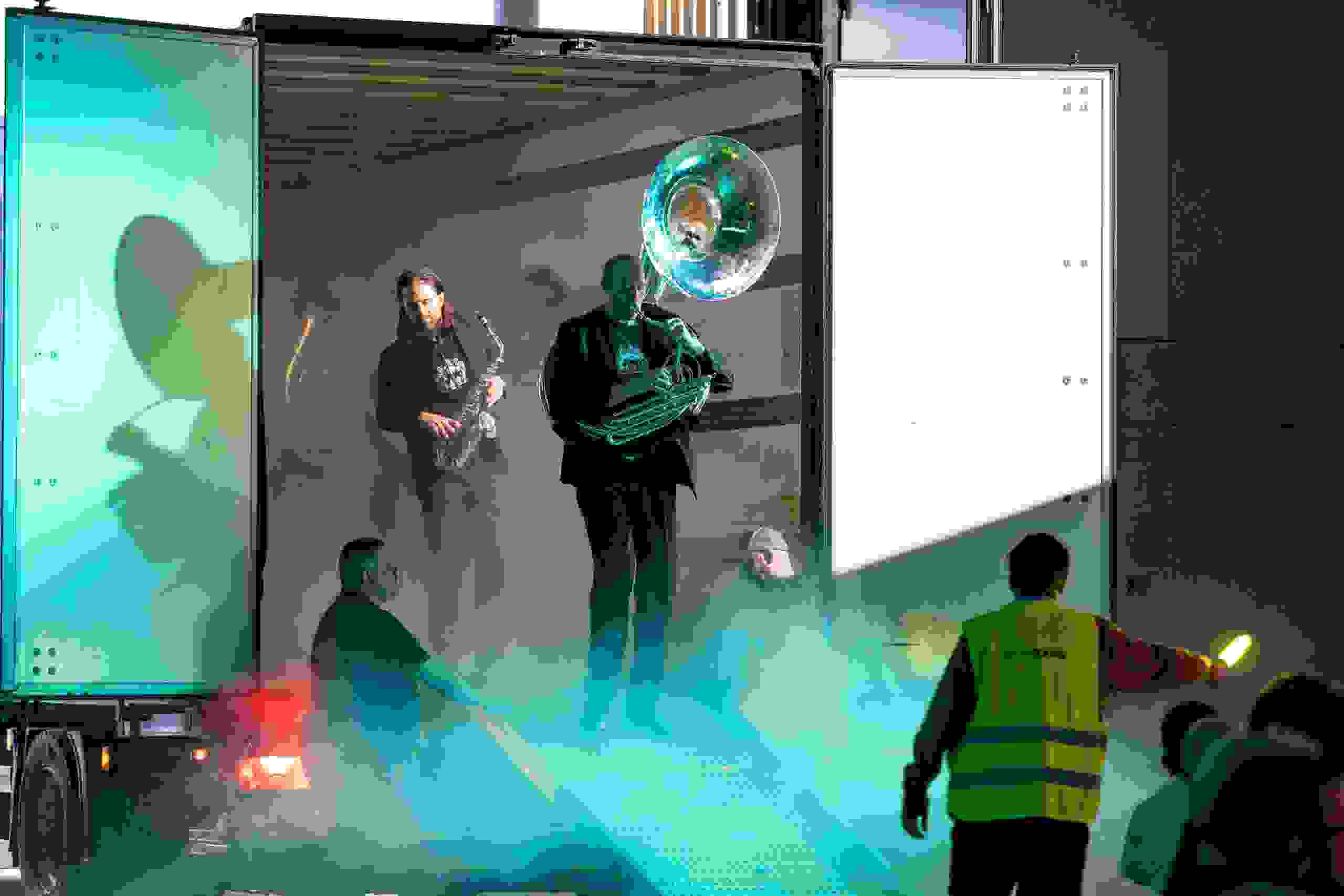 Marching Band mit Instrumenten steigt aus Eventtruck – musikalischer Überraschungsmoment bei Grossveranstaltung. markenerlebnis, Brand Experience, Bernexpo, Festhalle, Dekoration, Eröffnungsfeier, mitarbeiteranlass, live kommunikation, Showtime, Corporate-Event, eventagentur bern, Live Musik, Marching Band, Showeinlage, Brand Communication, Eventinszenierung