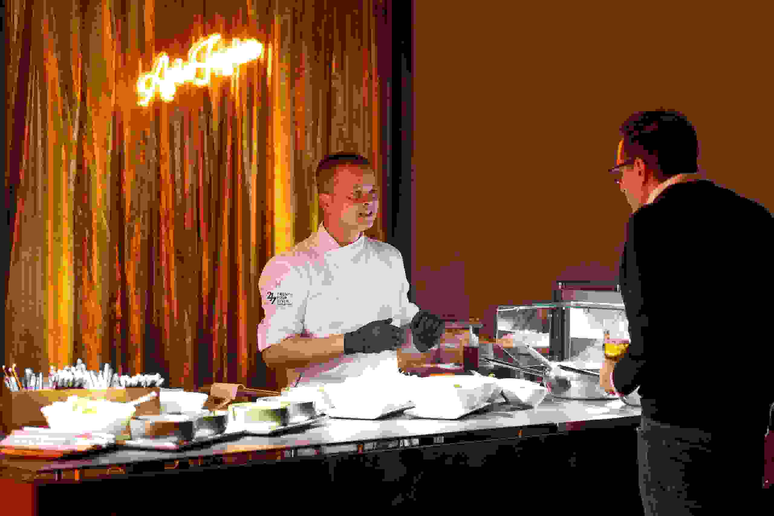 Live-Cooking an der Asia-Foodstation – kulinarische Brand Experience beim Corporate Event.Brand Experience, Live-Cooking, Asia-Food, Eventgastronomie, markenerlebnis, Brand Experience, Bernexpo, Festhalle, Dekoration, Eröffnungsfeier, mitarbeiteranlass, live kommunikation, Showtime