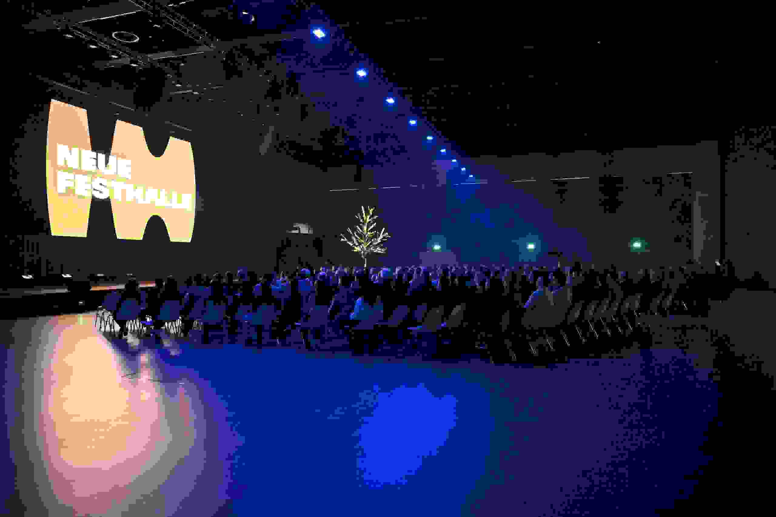 Preopening-Event in neuer Festhalle Bern mit stimmungsvollem Lichtdesign und voller Zuschauertribüne. markenerlebnis, Dekoration, Eröffnungsfeier, mitarbeiteranlass, live kommunikation, Showtime, Corporate-Event, eventagentur bern, Neue Festhalle, Preopening, Bernexpo, Brand Experience, Eventlocation