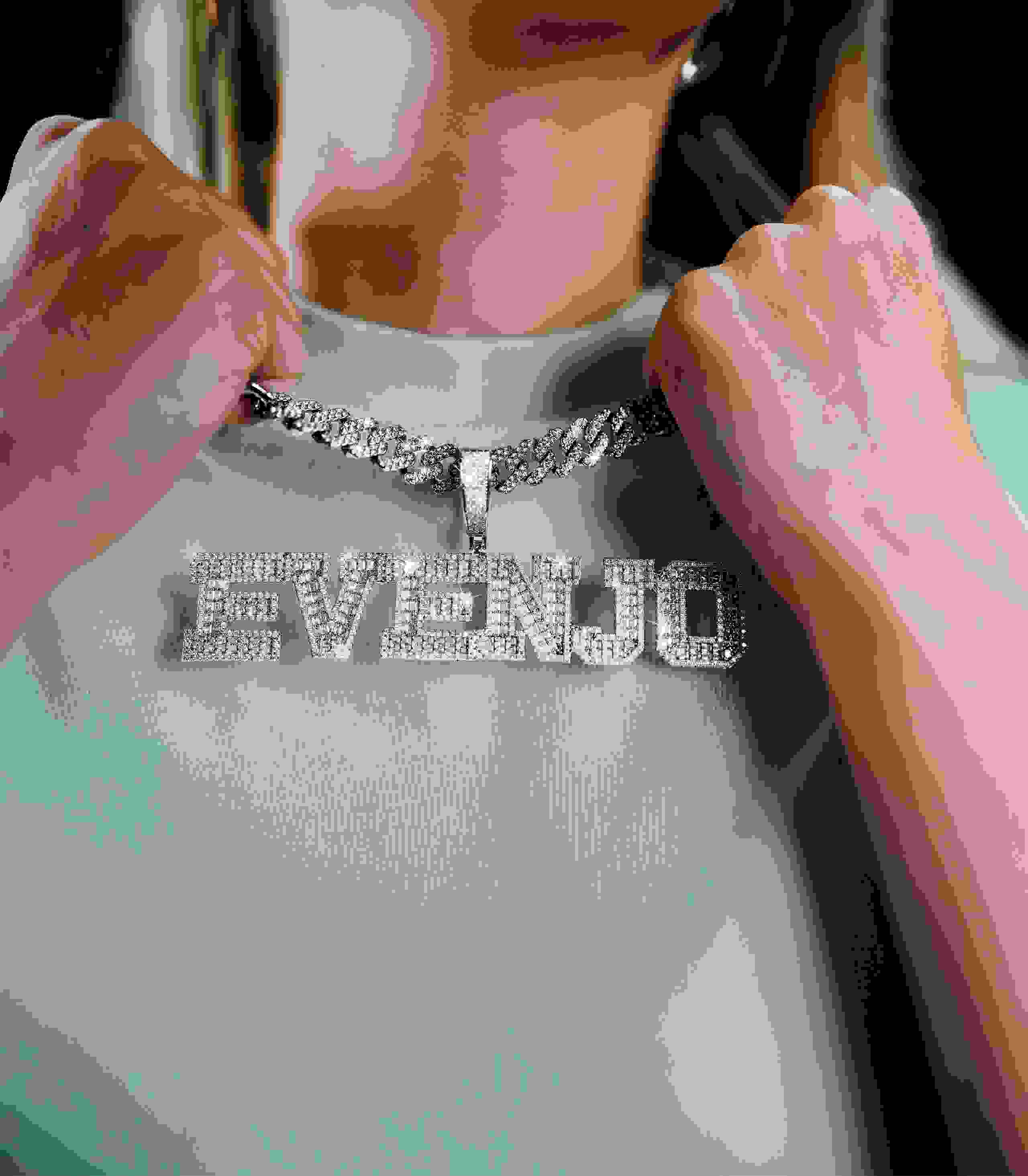 Glitzernde evenjo-Blingbling-Kette. Markenauftritt, Corporate Identity, Eventbranding, Markenerlebnis, Brand Experience, Eventplanung, Publicevent, Eventagentur Bern, Corporate-Event, Mitarbeiteranlass, Mitarbeiter:innen-Anlass, Live Kommunikation, networking Anlass
