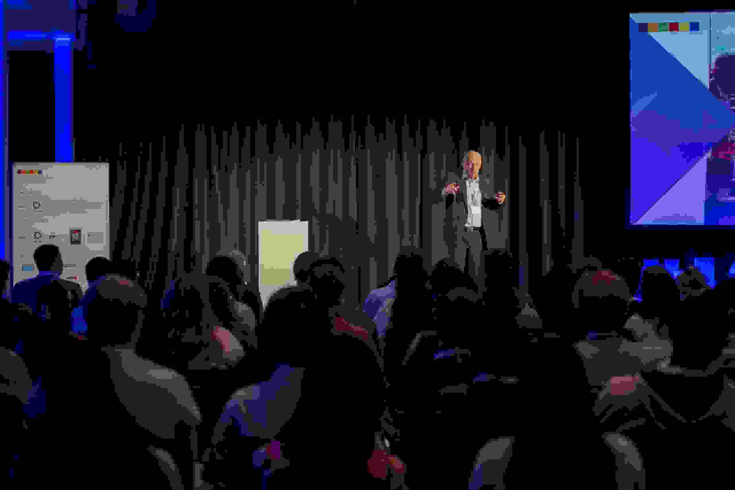 Keynote Speaker beim Swiss Talent Forum spricht vor aufmerksamem Publikum. Keynote Speaker, Eventbühne, inspirierender Vortrag, Bildungsevent, International Swiss Talent Forum, Hotel Sempachersee, globale Teilnehmende, markenerlebnis, Brand Experience, live kommunikation, schweizer Jugend forscht