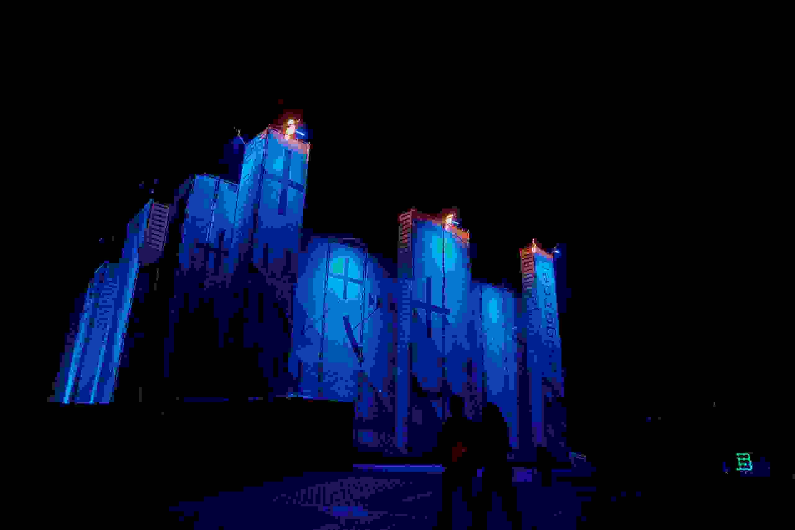 Der Soundgarden beim Gurtenfestival erstrahlt nachts in beeindruckendem Blau mit Feuersäulen – spektakuläre Lichtinszenierung in Bern. Lichtshow, Nachtaufnahme, Bühne, Eventbeleuchtung, Festivalstimmung, Markenerlebnis, Brand Experience, Corporate-Event, eventplanung, Publicevent, Eventagentur Bern, Technik, Beleuchtung, Live Kommunikation, Gurten, Dancetents, Supermercado, cosmodrome
