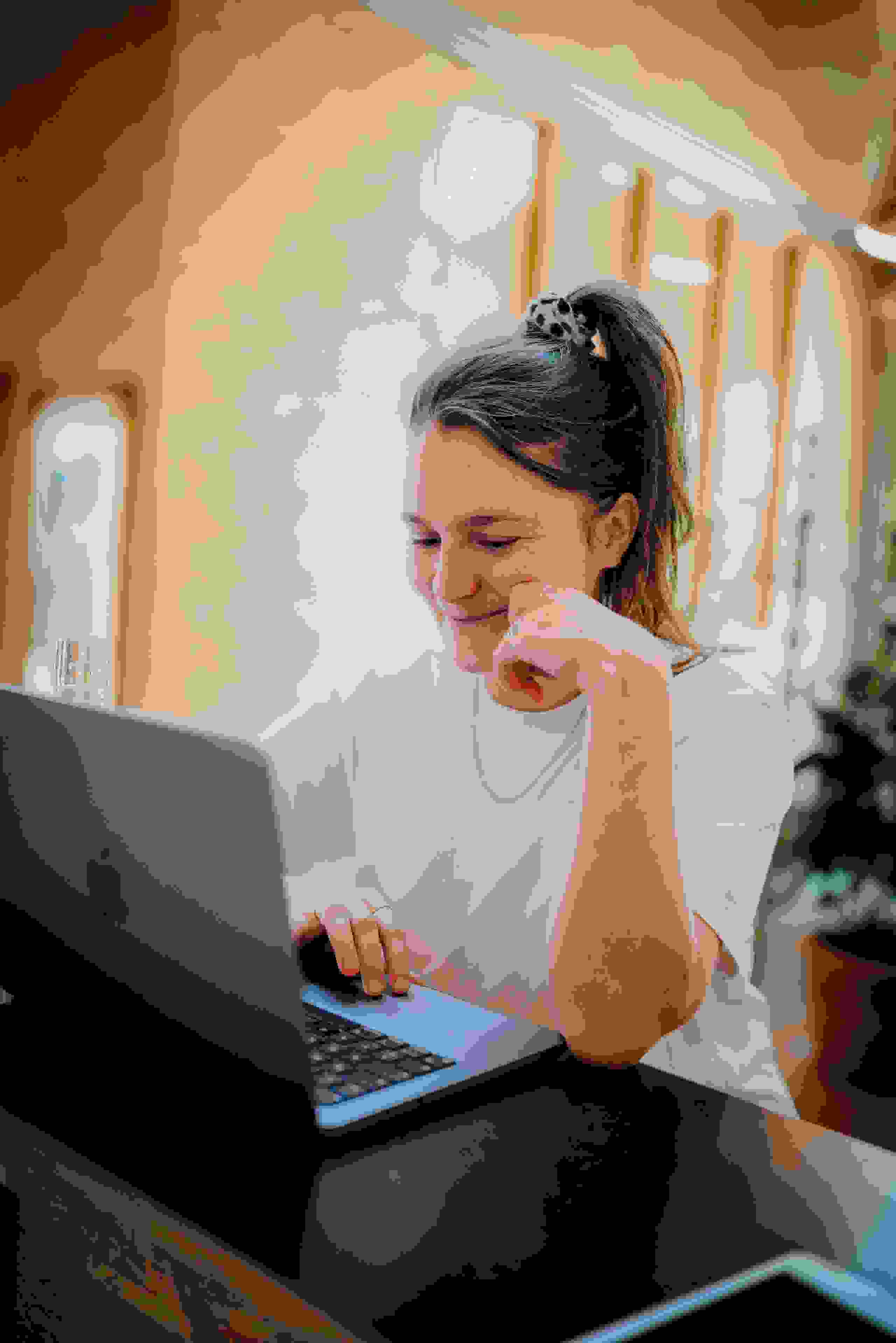 Laura Wyss, Projektleiterin bei evenjo, arbeitet konzentriert am Laptop in moderner Agentur. Eventplanung, Live-Kommunikation, Brand Experience, Markenerlebnis, Eventagentur Bern, Projektleitung, Beratung, evenjo-Team