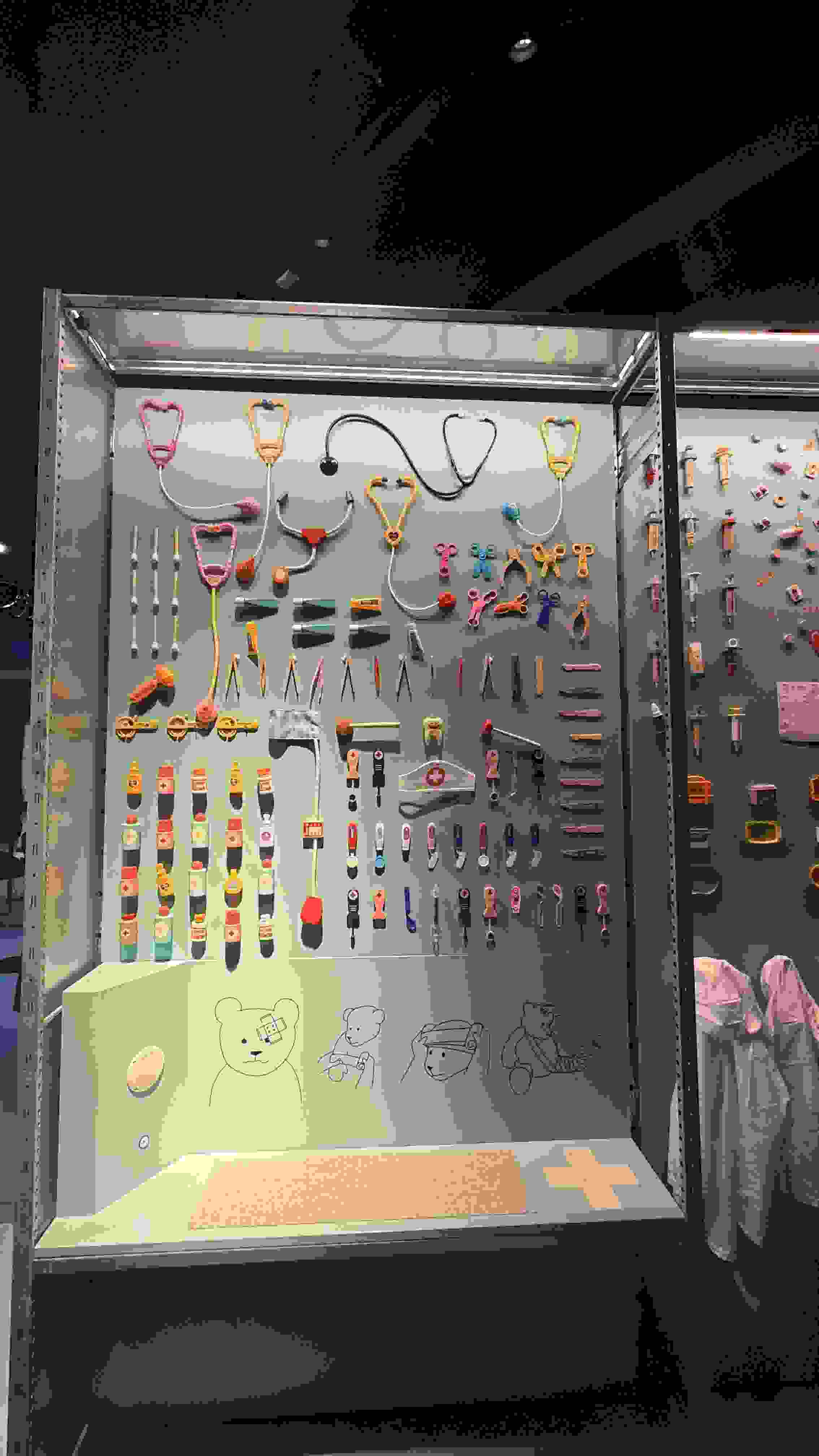 Ausstellungsvitrine mit farbenfrohen Spielzeug-Arztinstrumenten im Stapferhaus. moderne Szenografie. Ausstellungsgestaltung, Inszenierung, Begegnung, Networking, Live-Kommunikation, Eventgestaltung, Markenerlebnis, Brand Experience, Eventplanung, Publicevent, Eventagentur Bern, Corporate-Event, Mitarbeiteranlass, Mitarbeiter:innen-Anlass, Live Kommunikation, networking Anlass