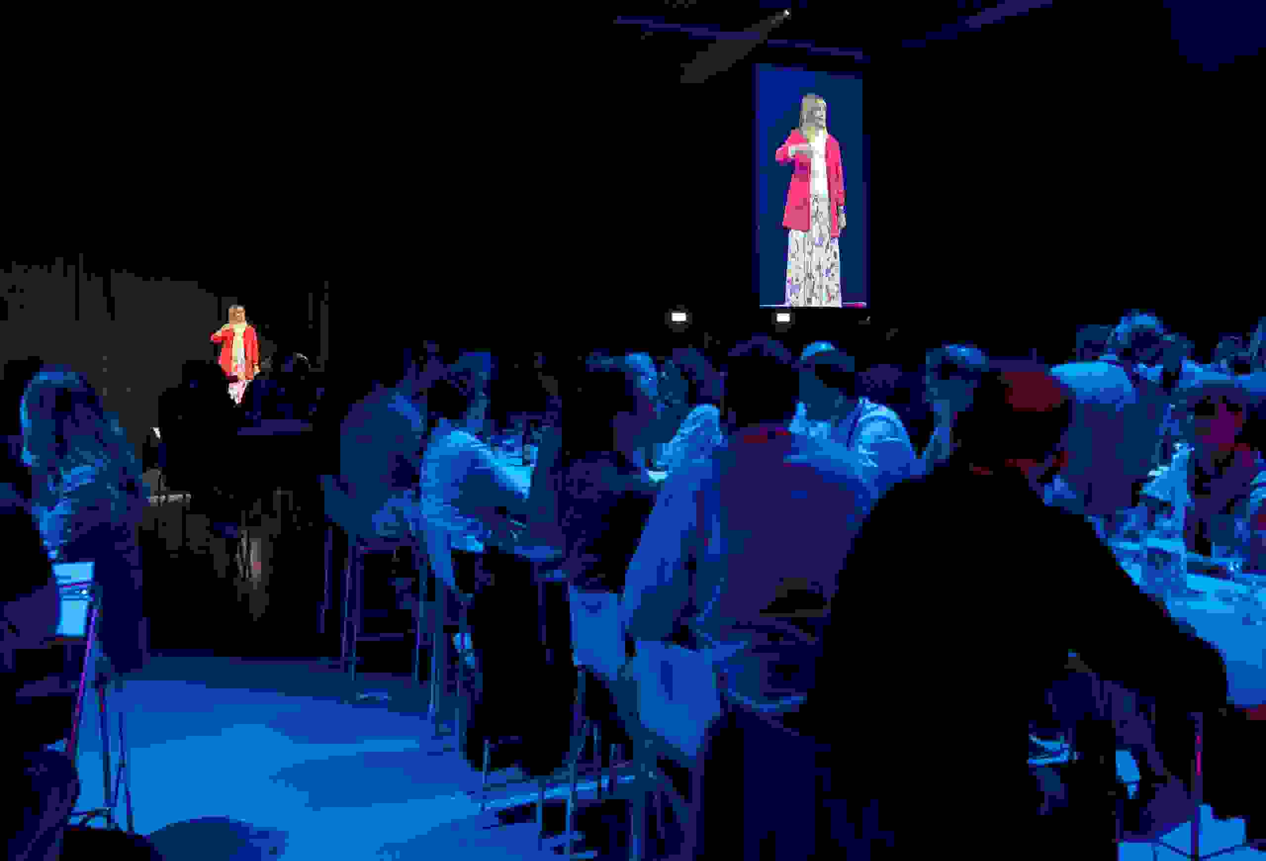 Keynote-Speakerin auf der Bühne eines Business-Events, begleitet von aufmerksamem Publikum – inspirierende Brand Experience im professionellen Umfeld.
Keynote, Business Event, Brand Experience, Publikum, Leadership, Motivation, Corporate Speaker, Innovation, Markeninszenierung, eventagentur bern, markenerlebnis, Brand Experience