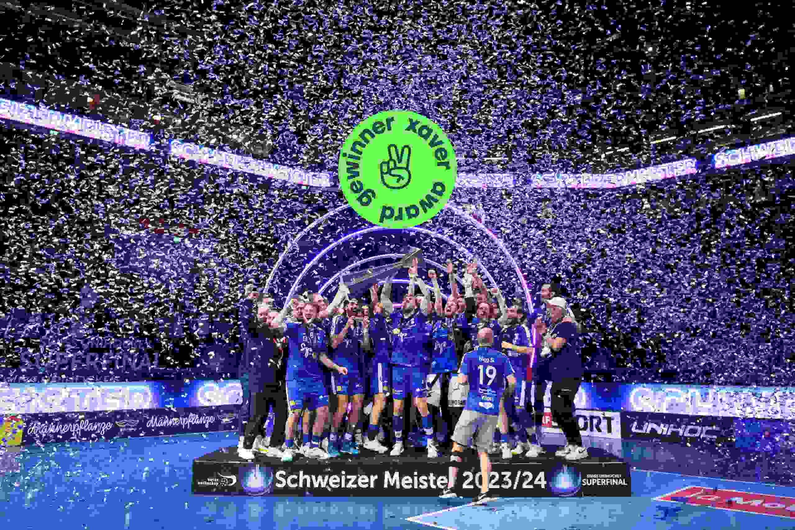Jubelnder Unihockey-Meister mit Pokal inmitten einer Konfetti-Dusche beim Superfinal – emotionaler Höhepunkt des Tages. live kommunikation, Corporate-Event, Eventagentur bern, eventplanung, firmenevents, teamevents bern, jubiläumsfeier, networking anlass, mitarbeiteranlass, evenjo-Team, Technik, Public Events, Sport und Entertainment Events, markenerlebnis, Brand Experience, Corporate-Event, Pokal, Gewinner Team, BCF Arena Fribourg