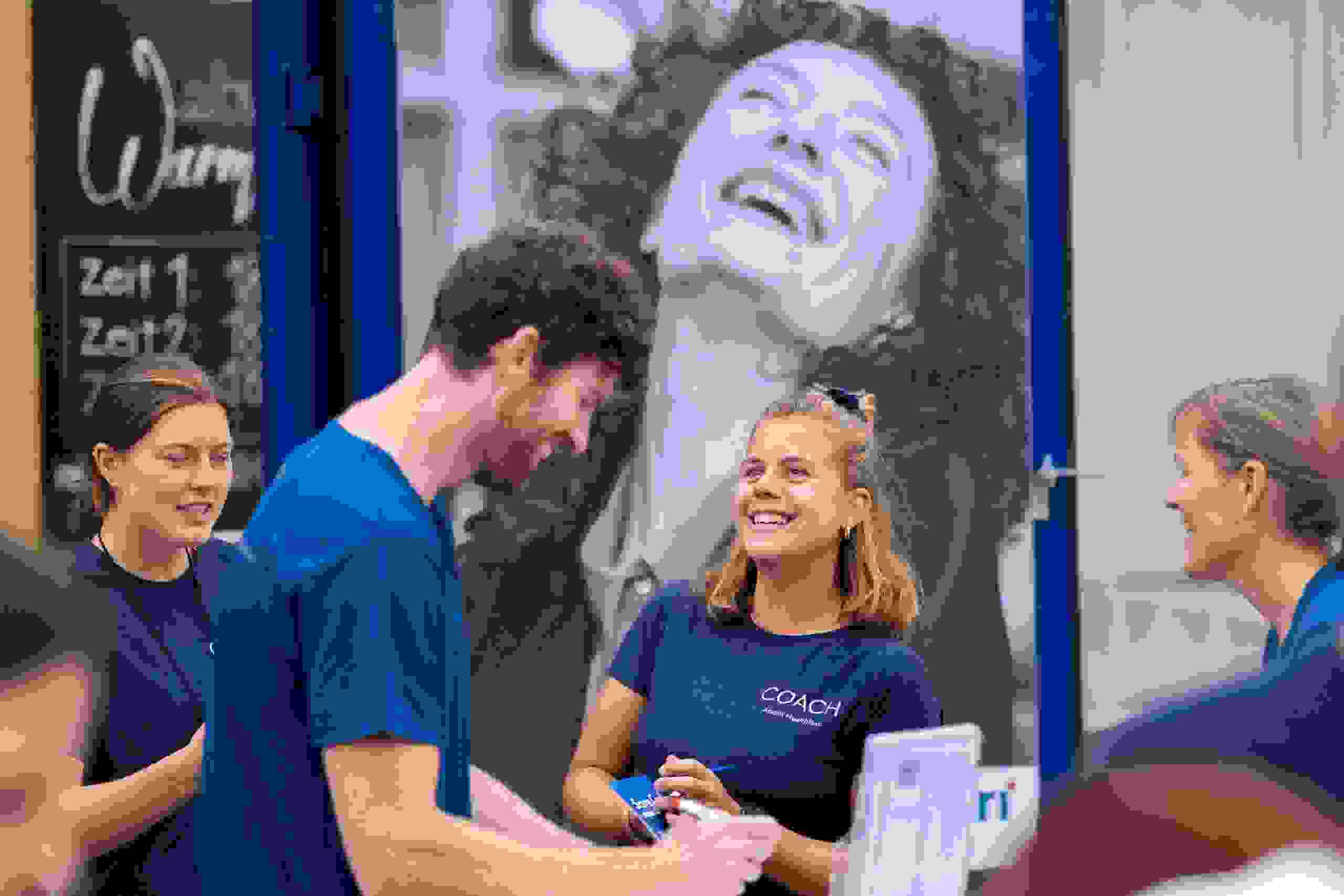 Freundliche Coachin der Atupri Healthbox im motivierenden Gespräch mit einem Besucher am Gesundheitsevent. Gesundheitscoaching, persönlicher Austausch, Fitnessberatung, Motivation, Unik, live kommunikation, Corporate-Event, Eventagentur bern, eventplanung, firmenevents, teamevents bern, jubiläumsfeier, networking anlass, mitarbeiteranlass, Technik, Public Events, Sport und Entertainment Events, markenerlebnis, Brand Experience