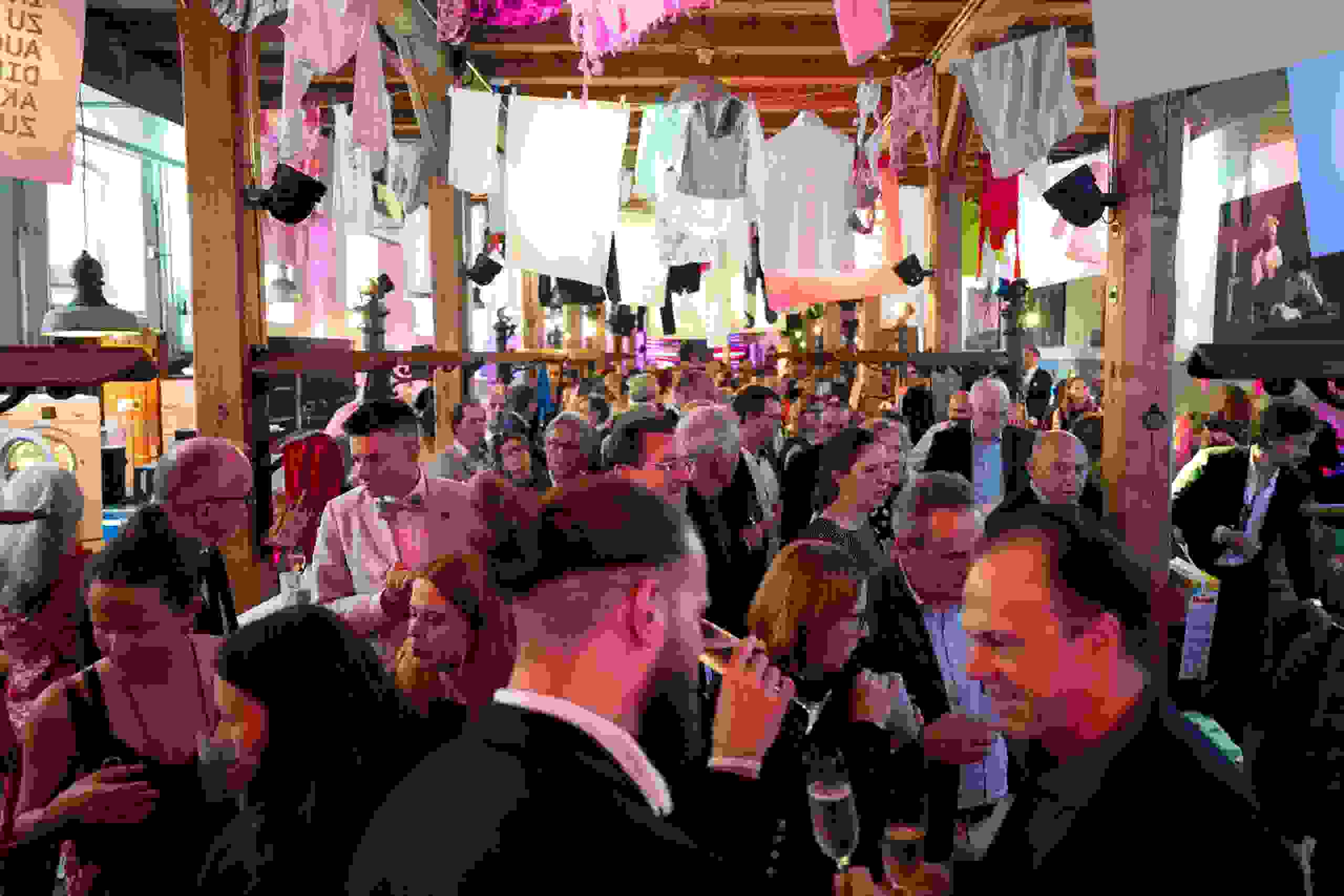 Grosses Publikum bei Networking und Apéro zwischen hängender Wäsche – inspirierende Begegnungen beim Swiss Textiles Jubiläum. Networking, Branchenanlass, Textilkunst, Community Building, Swiss Textiles 150 Jahre, markenerlebnis, Brand Experience, Riithalle Zürich, Dekoration, jubiläumsfeier, mitarbeiteranlass, live kommunikation, Texil-Branche