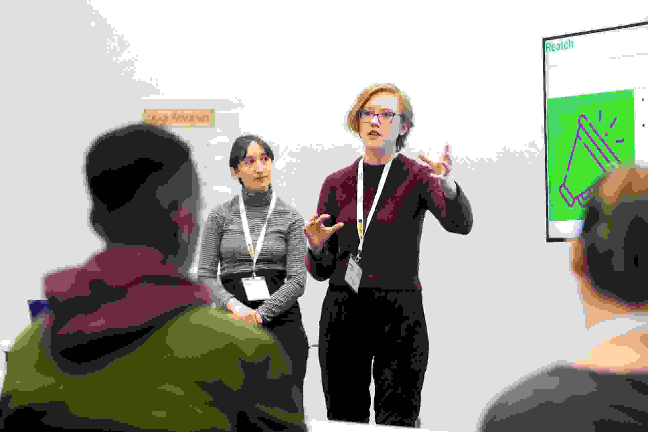 Junge Rednerin präsentiert ihre Ideen beim Workshop des International Swiss Talent Forums vor engagiertem Publikum. International Swiss Talent Forum, Hotel Sempachersee, globale Teilnehmende, markenerlebnis, Brand Experience, live kommunikation, schweizer Jugend forscht
