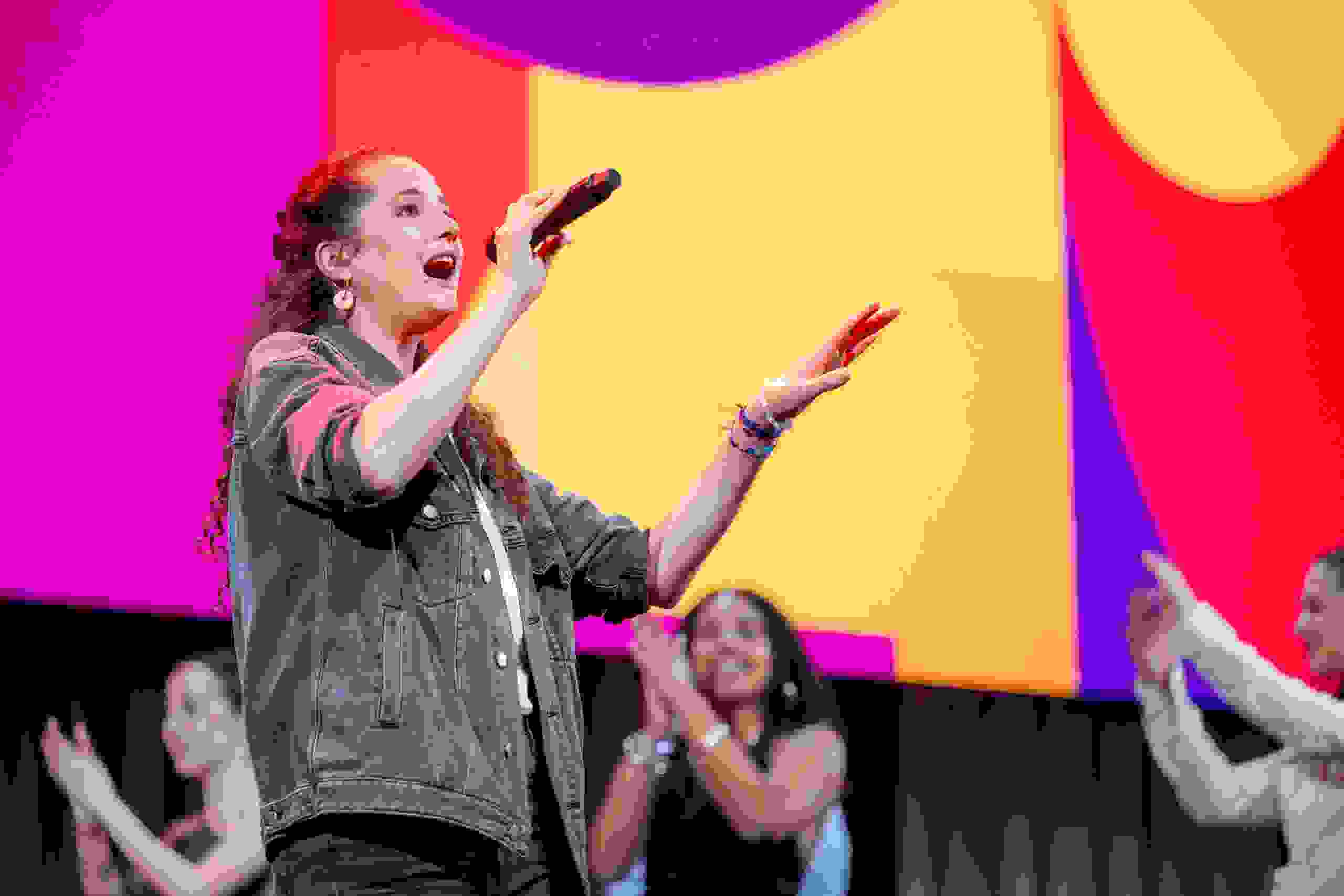 Sängerin begeistert mit Live-Performance auf LED-Bühne – emotionales Highlight, Showact, markenerlebnis, Brand Experience, Bernexpo, Festhalle, Dekoration, Eröffnungsfeier, mitarbeiteranlass, live kommunikation, Showtime, Corporate-Event, eventagentur bern, Künstlerin, Steff la Cheffe