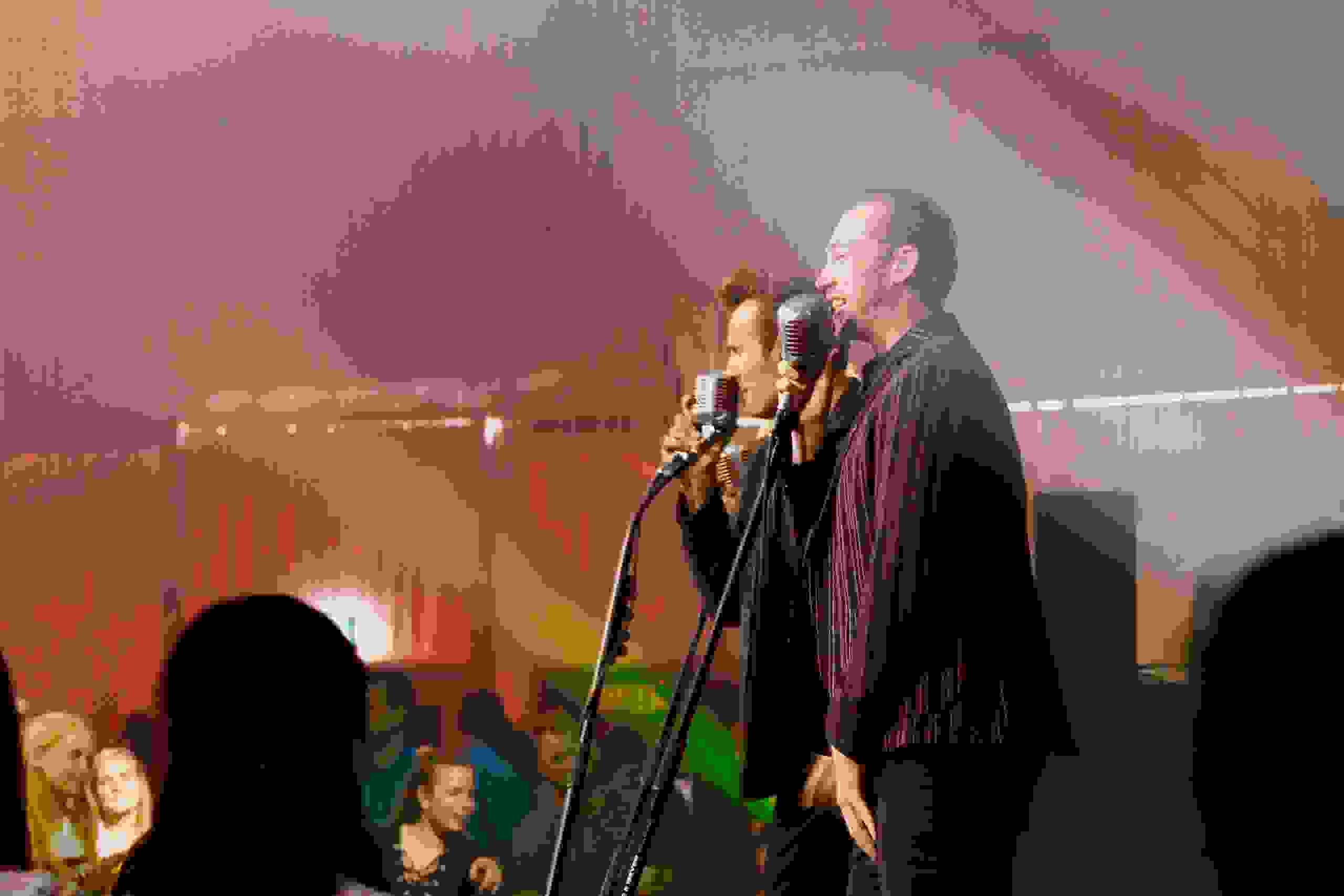 Live-Auftritt mit Retro-Mikrofonen am BKW Xplore – Musik, Show und Interaktion. markenerlebnis, Brand Experience, mitarbeiteranlass, live kommunikation, Corporate-Event, eventagentur bern, BKW, Xplore, Outdoor Event, Markenerlebnis, eventplanung, jubiläumsfeier, mitarbeiteranlass, Band