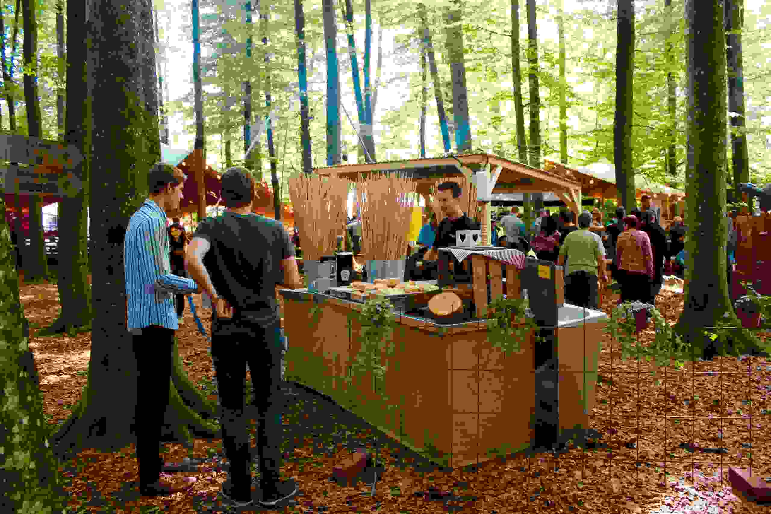 Food-Stand im Wald beim XPLORE Event – lockere Atmosphäre mit Streetfood und Naturkulisse. markenerlebnis, Brand Experience, mitarbeiter:innenanlass, live kommunikation, Corporate-Event, eventagentur bern, BKW, Xplore, Outdoor Event, Markenerlebnis, eventplanung, jubiläumsfeier, mitarbeiter:innenevent