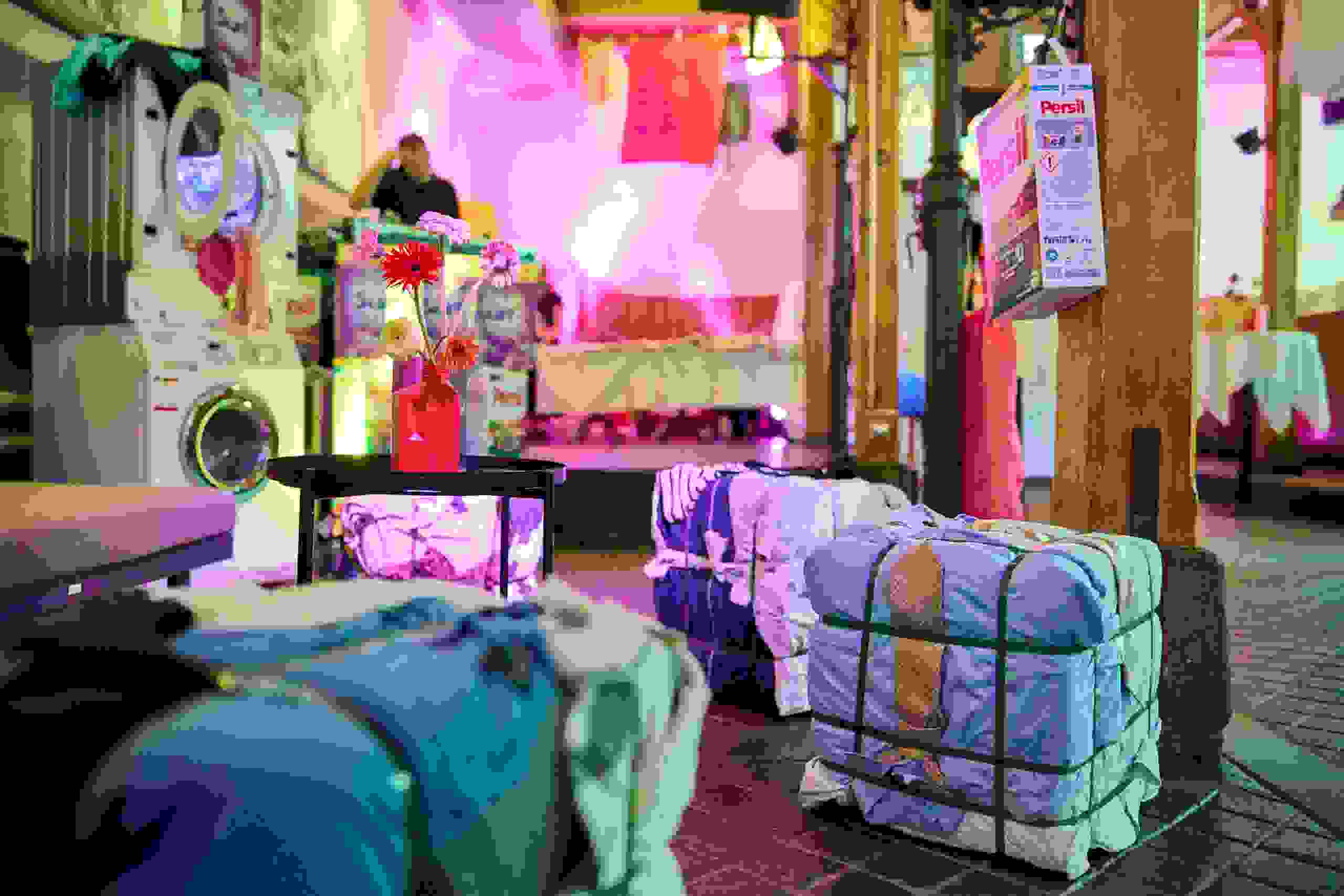 Waschsalon-Setting mit DJ & Persil, Eventlocation im Stil eines Waschsalons mit DJ, Waschmaschinen und buntem Lichtdesign – kreative Inszenierung zum Thema Textil und Nachhaltigkeit. Textilindustrie, Eventdesign, Markeninszenierung, Swiss Textiles, markenerlebnis, Brand Experience, Riithalle Zürich, Dekoration, jubiläumsfeier, mitarbeiteranlass, live kommunikation