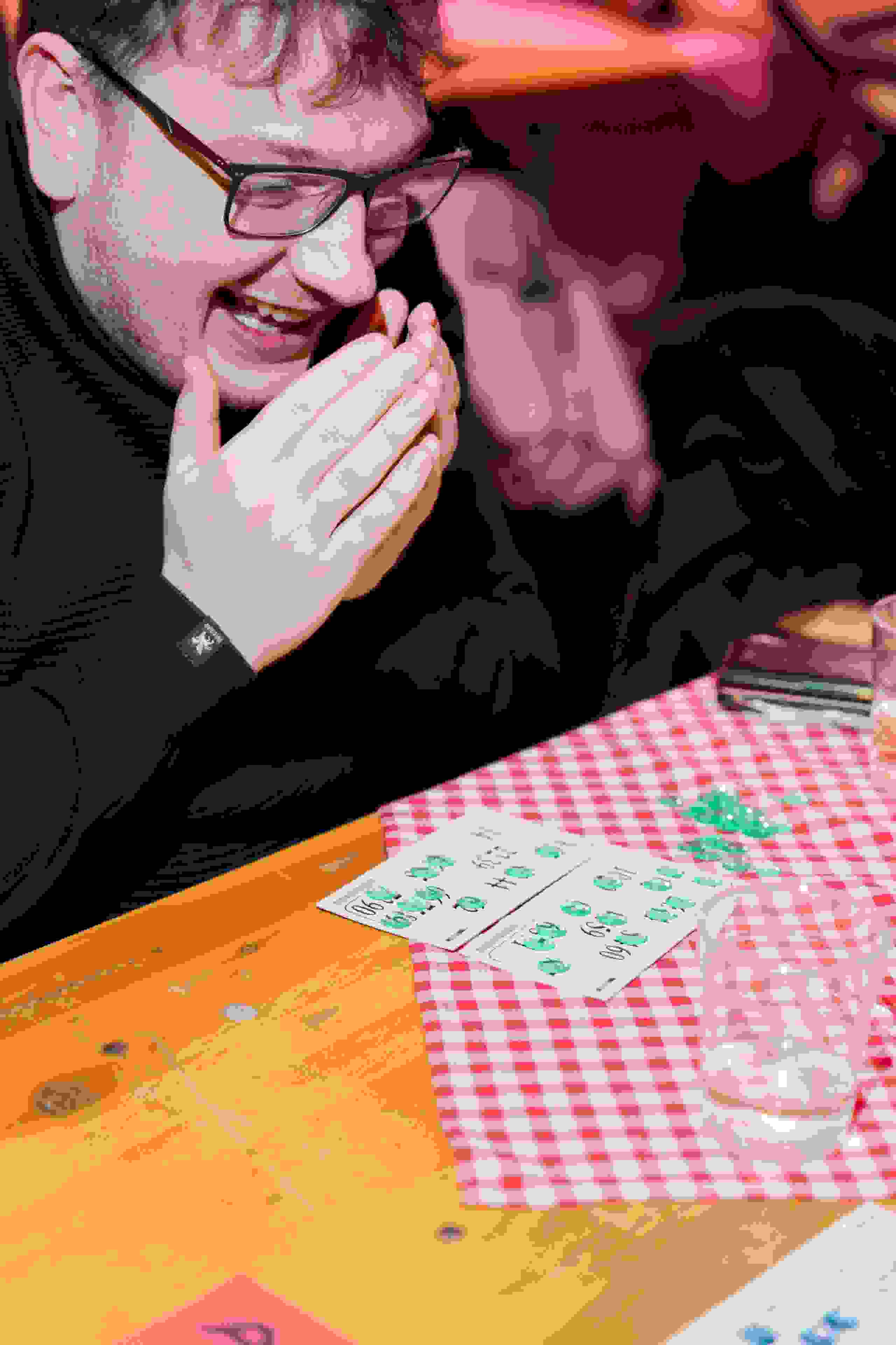 Junger Teilnehmer reagiert euphorisch beim Ausfüllen seiner Lotto-Karte – spielerische Spannung beim Superlotto-Event. Bingo, Spielerlebnis, Superlotto, Publikumsinteraktion, Glücksmoment, Corporate-Event, 
eventagentur bern, eventplanung Eventtechnik, live kommunikation, markenerlebnis, Brand Experience