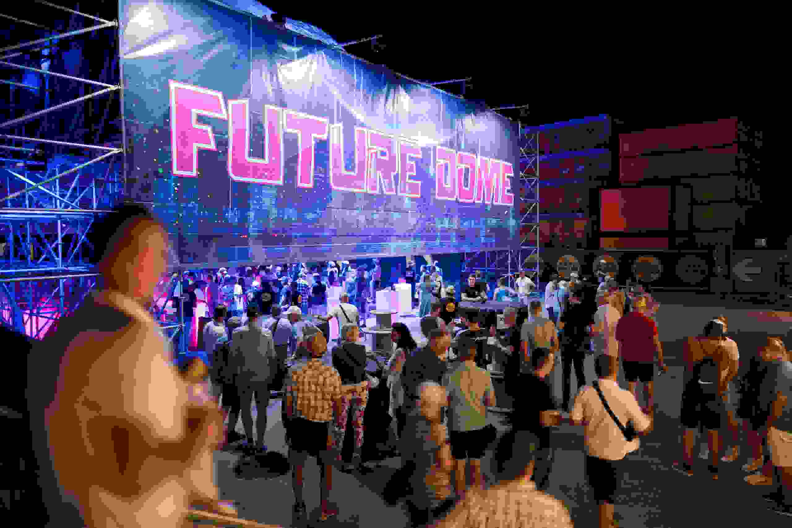 Beleuchteter Future Dome beim Marti United 100 Event mit zahlreichen Besucher:innen bei Nacht, Marti United 100, Future Dome, Nachtstimmung, Eventlocation, Digitalisierung, Eventdesign, Besucherinteraktion, Markenerlebnis, Brand Experience, Mitarbeiteranlass, Live Kommunikation, Corporate-Event, eventplanung, Jubiläumsfeier, Mitarbeiteranlass, Teamevent, 100 Jahre Marti AG, Festival