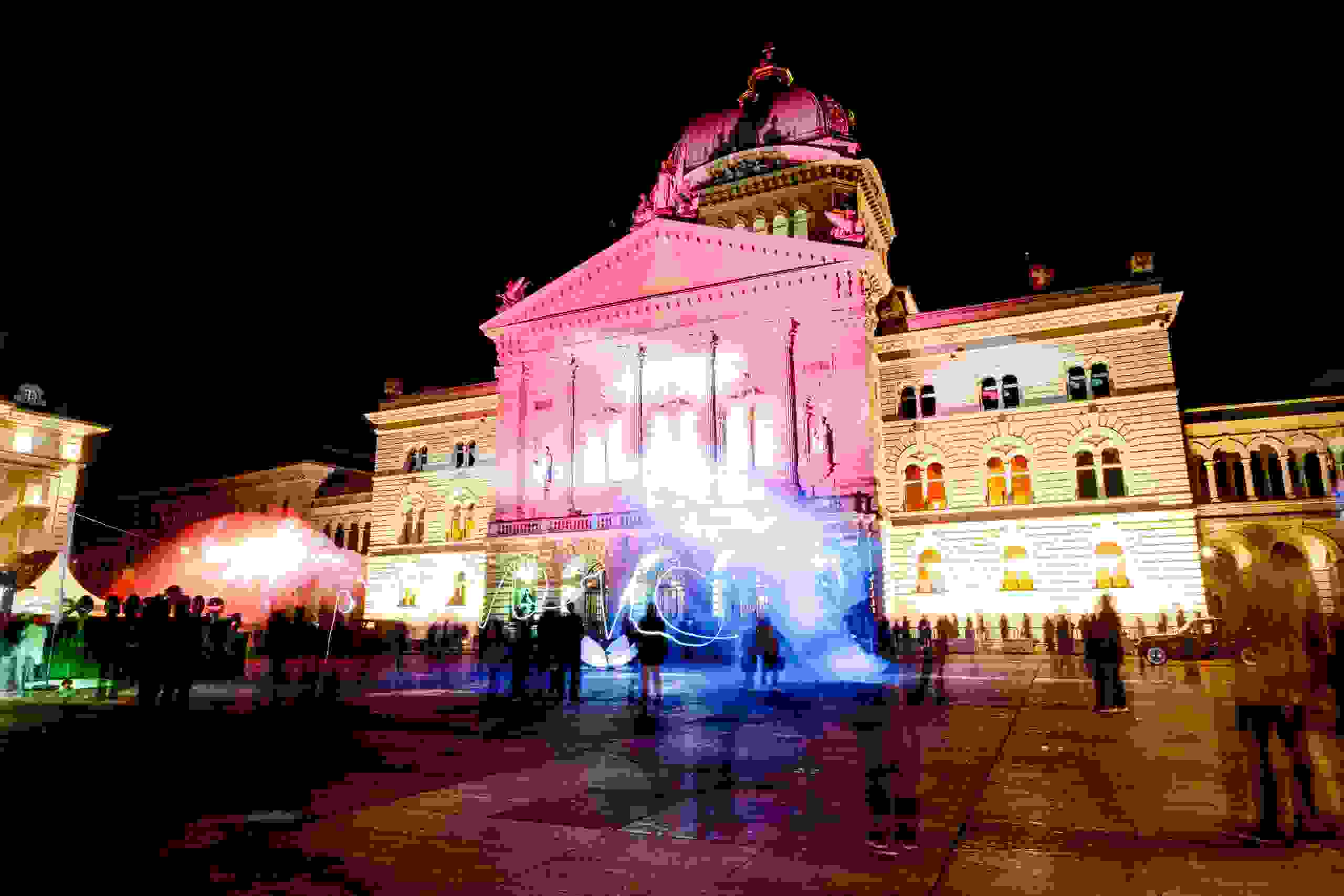 Lichtshow am Bundeshaus Bern – kreative Illumination und interaktive Lichtinszenierung bei der Museumsnacht. Lichtshow, Live-Event, Lichtkunst, Publikumsevent, Nachtveranstaltung, Markenerlebnis, Brand Experience, Corporate-Event, eventplanung, Verein Museen Bern, Publicevent, Stadt Bern, Eventagentur Bern, Technik, Beleuchtung, Live Kommunikation