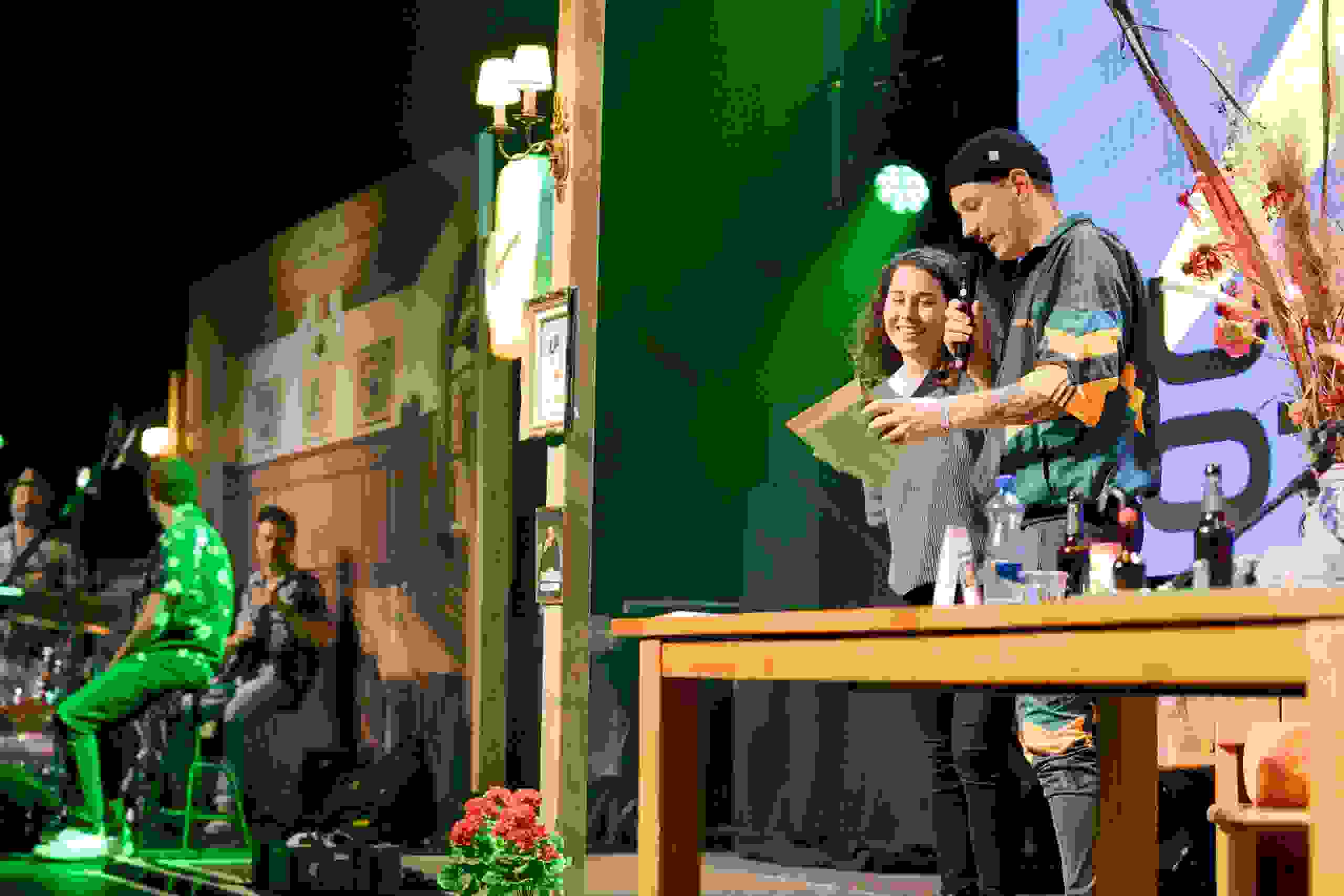 Teilnehmerin wird auf der Bühne ausgezeichnet – glücklicher Moment und persönliche Ansprache beim Interaktivem-Event. Lottogewinn, Gewinnspiel, Preisverleihung, Eventhighlight, Publikumsbeteiligung, eventagentur bern, Eventtechnik
live kommunikation, Eventtechnik
live kommunikation, moderation Matthias Schenk