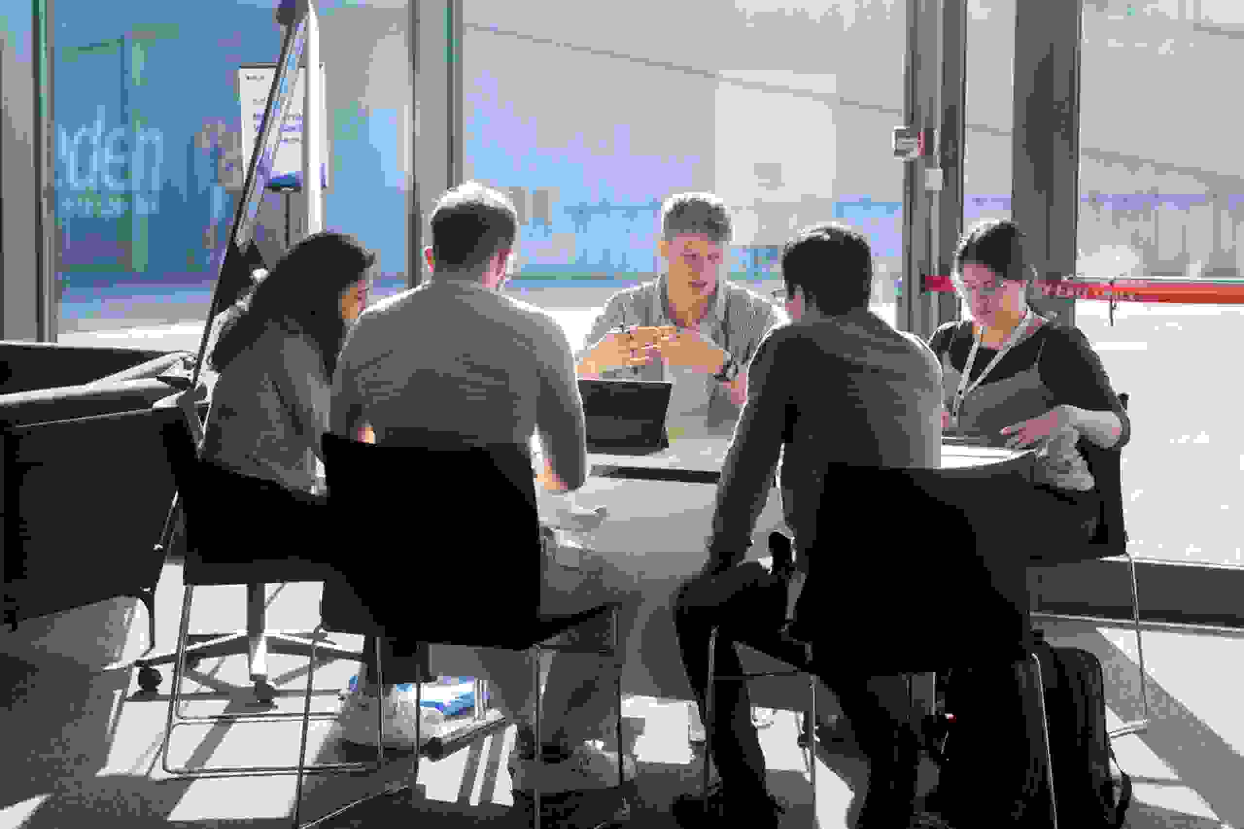 Internationale Talente im Gespräch über Zukunftsthemen beim Swiss Talent Forum – Brainstorming in Kleingruppen. Gruppendiskussion, Zukunft gestalten, Ideenentwicklung, International Swiss Talent Forum,  Hotel Sempachersee, globale Teilnehmende, markenerlebnis, Brand Experience, live kommunikation, schweizer Jugend forscht