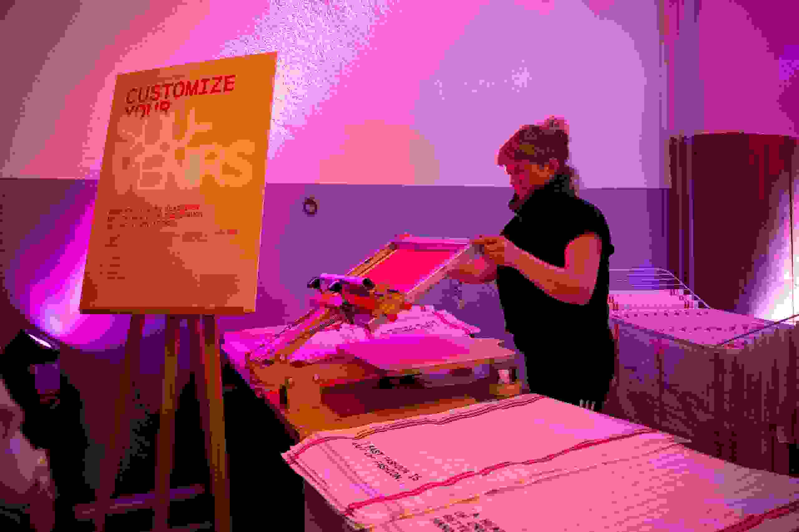 Live-Druckstation mit personalisierten Geschirrtüchern – kreative Mitmachaktion zum Thema Textilien und Individualisierung. Textildruck, Personalisierung, Eventaktivität, Handwerk live, GIve-Away-produktion, markenerlebnis, Brand Experience, Riithalle Zürich, Dekoration, jubiläumsfeier, mitarbeiteranlass, live kommunikation, Corporate-Event, eventagentur bern, eventplanung