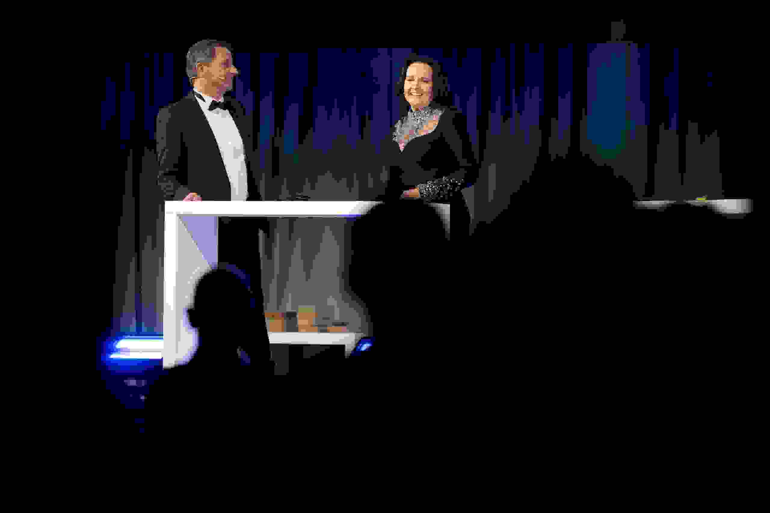 Moderationsduo bei feierlicher Zeremonie auf Bühne – persönliche Live Kommunikation mit Publikum.Moderation, Corporate Event, Bühne, Brand Storytelling, markenerlebnis, Brand Experience, Bernexpo, Festhalle, Dekoration, Eröffnungsfeier, mitarbeiteranlass, live kommunikation, Showtime, Corporate-Event, eventagentur bern, Tom Winter, Andrea Wucher
