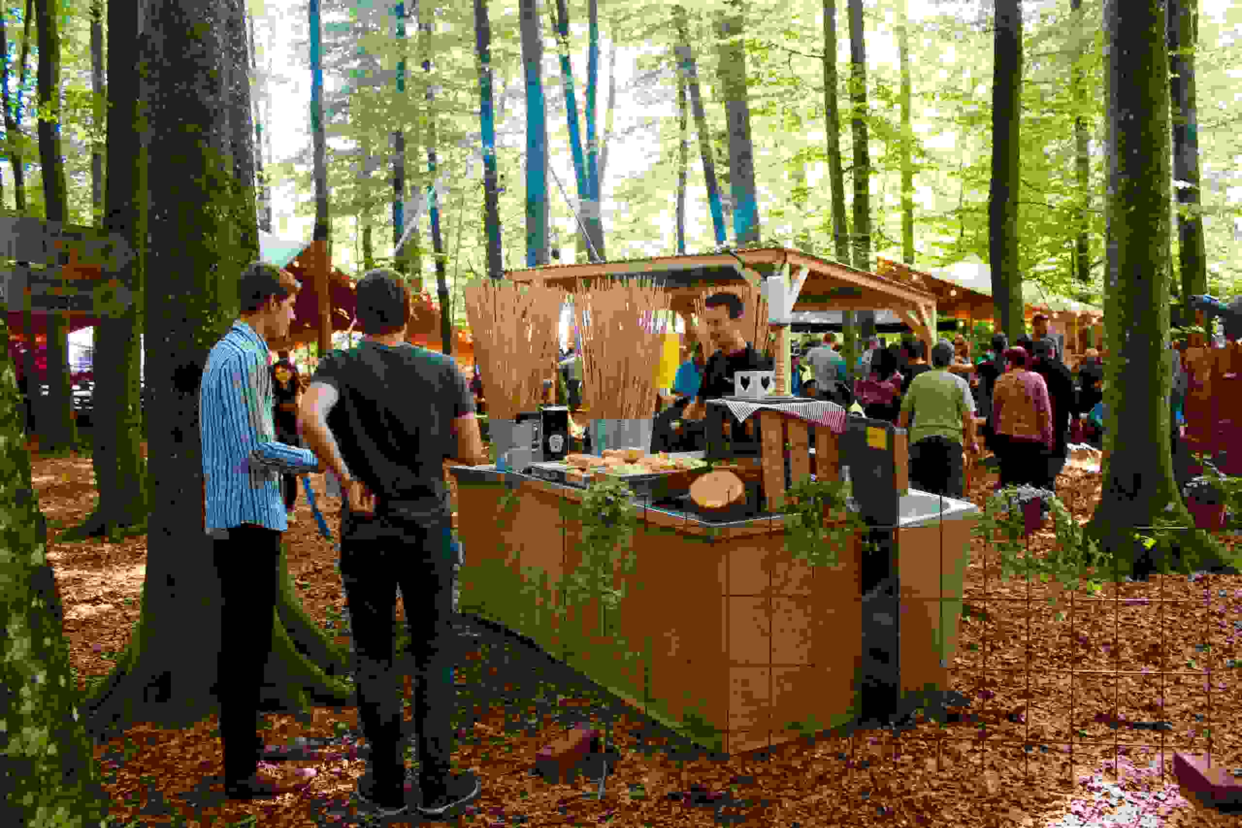 Food-Stand im Wald beim XPLORE Event – lockere Atmosphäre mit Streetfood und Naturkulisse. markenerlebnis, Brand Experience, mitarbeiter:innenanlass, live kommunikation, Corporate-Event, eventagentur bern, BKW, Xplore, Outdoor Event, Markenerlebnis, eventplanung, jubiläumsfeier, mitarbeiter:innenevent
