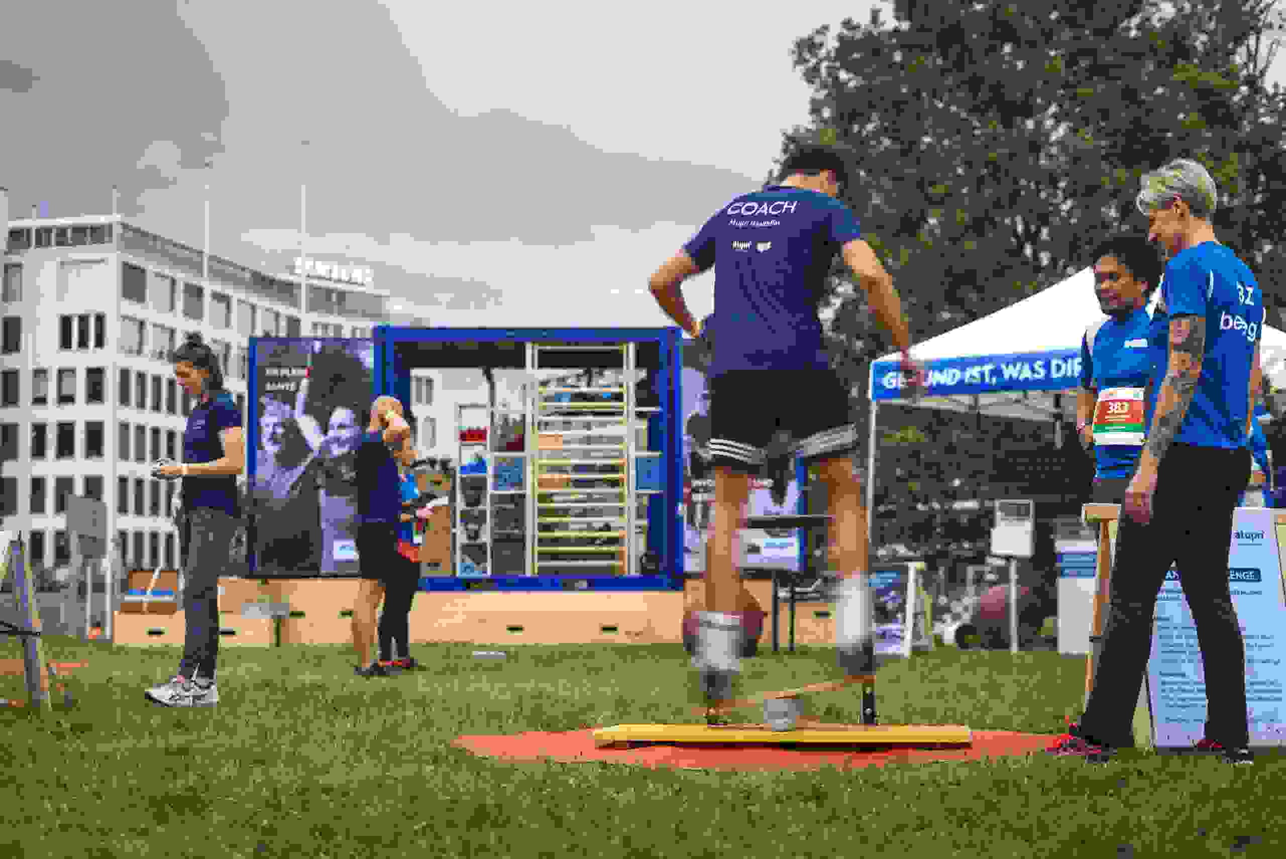 Coach der Atupri Healthbox beim Koordinationstraining auf Balance-Board während Outdoor-Gesundheitsevent. Atupri Healthbox, Slackline, Koordinationstraining, Outdoor-Workout, Bewegung, Fitnessparcours, live kommunikation, Corporate-Event, Eventagentur bern, eventplanung, firmenevents, teamevents bern, jubiläumsfeier, networking anlass, mitarbeiteranlass, Technik, Public Events, Sport und Entertainment Events, markenerlebnis, Brand Experience