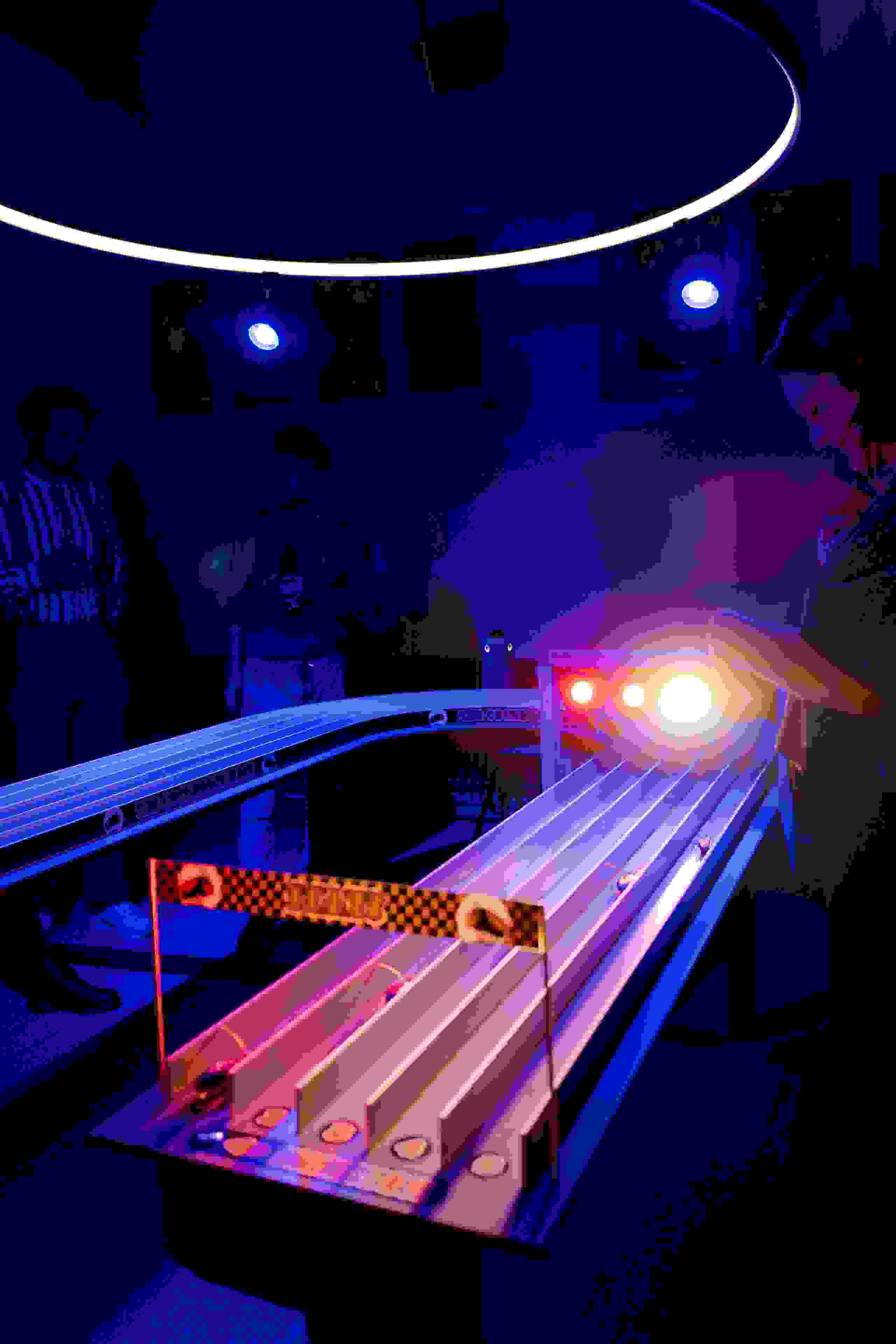 Rennbahn in leuchtenden Farben unter UV-Licht – technische Raffinesse und immersive Markenerlebnisse bei der evenjo sause. Rennbahn, Kakerlakenrennen, spass, markenerlebnis, Brand Experience, mitarbeiteranlass, live kommunikation, Corporate-Event, Markenerlebnis, eventplanung, jubiläumsfeier, mitarbeiteranlass, teamevent, eigenbau, 