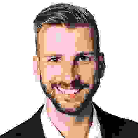 Portraitfoto von Patrick Felder, Mitarbeier BEKB, Kunde, Spielgeld, Networking, Mitarbeiterevent, kreative Eventgestaltung, Casino-Elemente, markenerlebnis, Brand Experience, mitarbeiteranlass, live kommunikation, Corporate-Event, Markenerlebnis, eventplanung, jubiläumsfeier, mitarbeiteranlass, teamevent