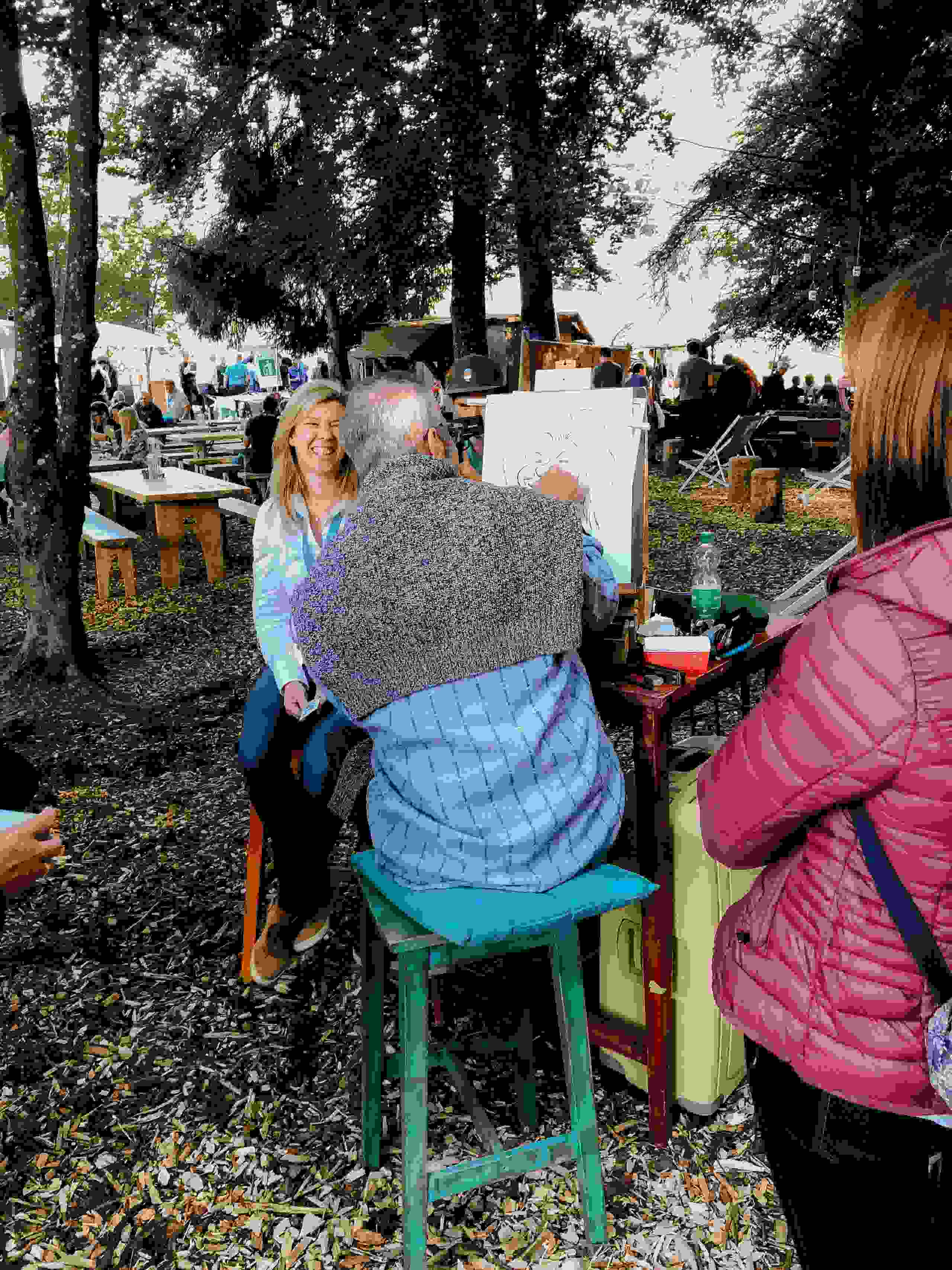 Karikatur-Zeichner beim Xplore Festival – persönliche Erlebnismomente im Grünen. markenerlebnis, Brand Experience, mitarbeiteranlass, live kommunikation, Corporate-Event, eventagentur bern, BKW, Xplore, Outdoor Event, Markenerlebnis, eventplanung, jubiläumsfeier, mitarbeiteranlass